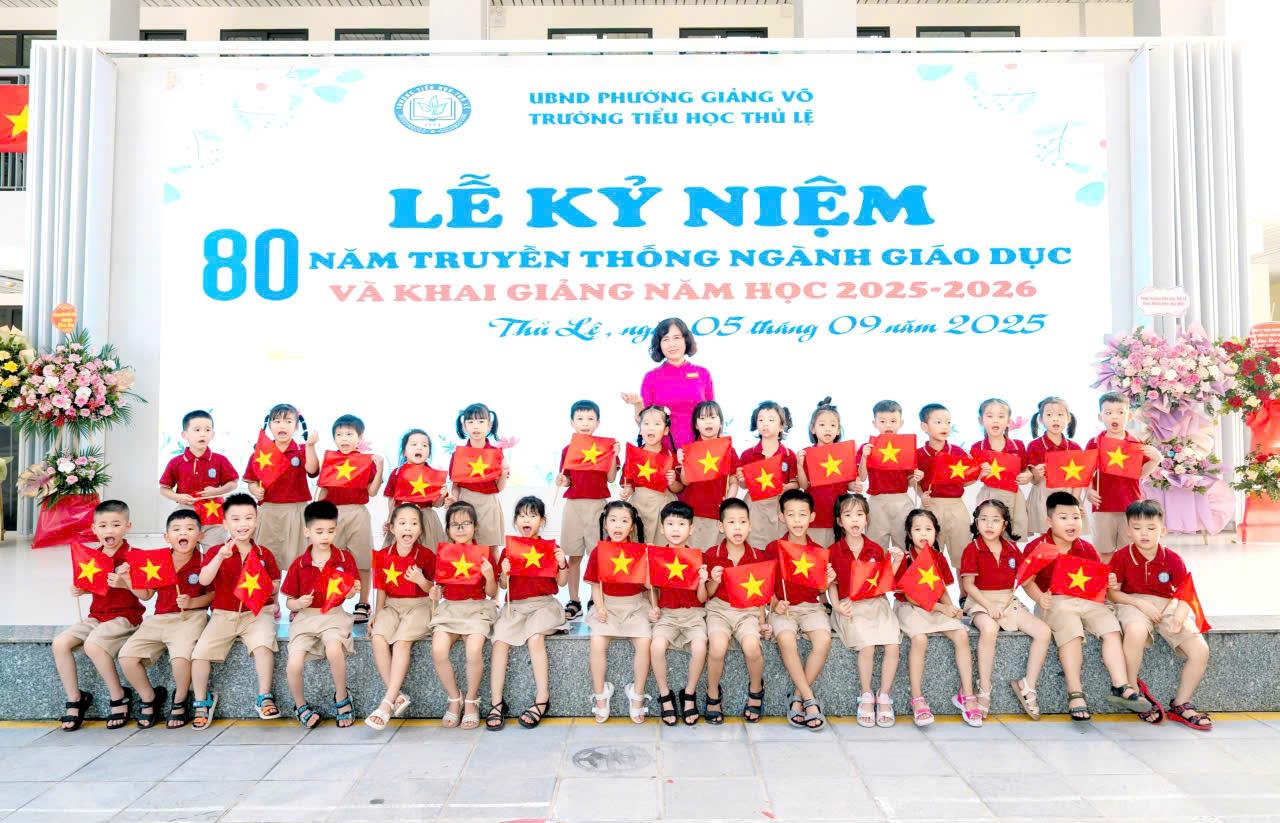 Cô và trò lớp 1B trường Tiểu học Thủ Lệ hân hoan chào đón ngày Khai giảng năm học mới 2025 – 2026.