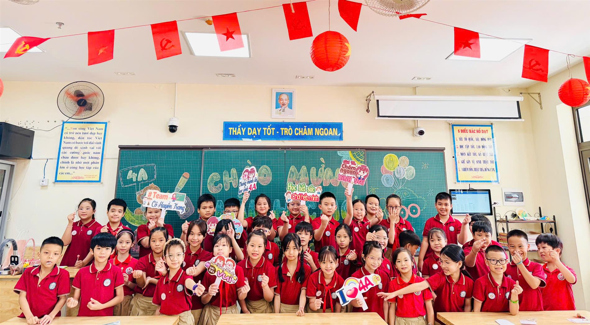 🌸 Học sinh lớp 4A hân hoan tham gia Lễ Kỉ niệm 80 năm truyền thống ngành Giáo dục và Khai giảng năm học 2025-2026🌸