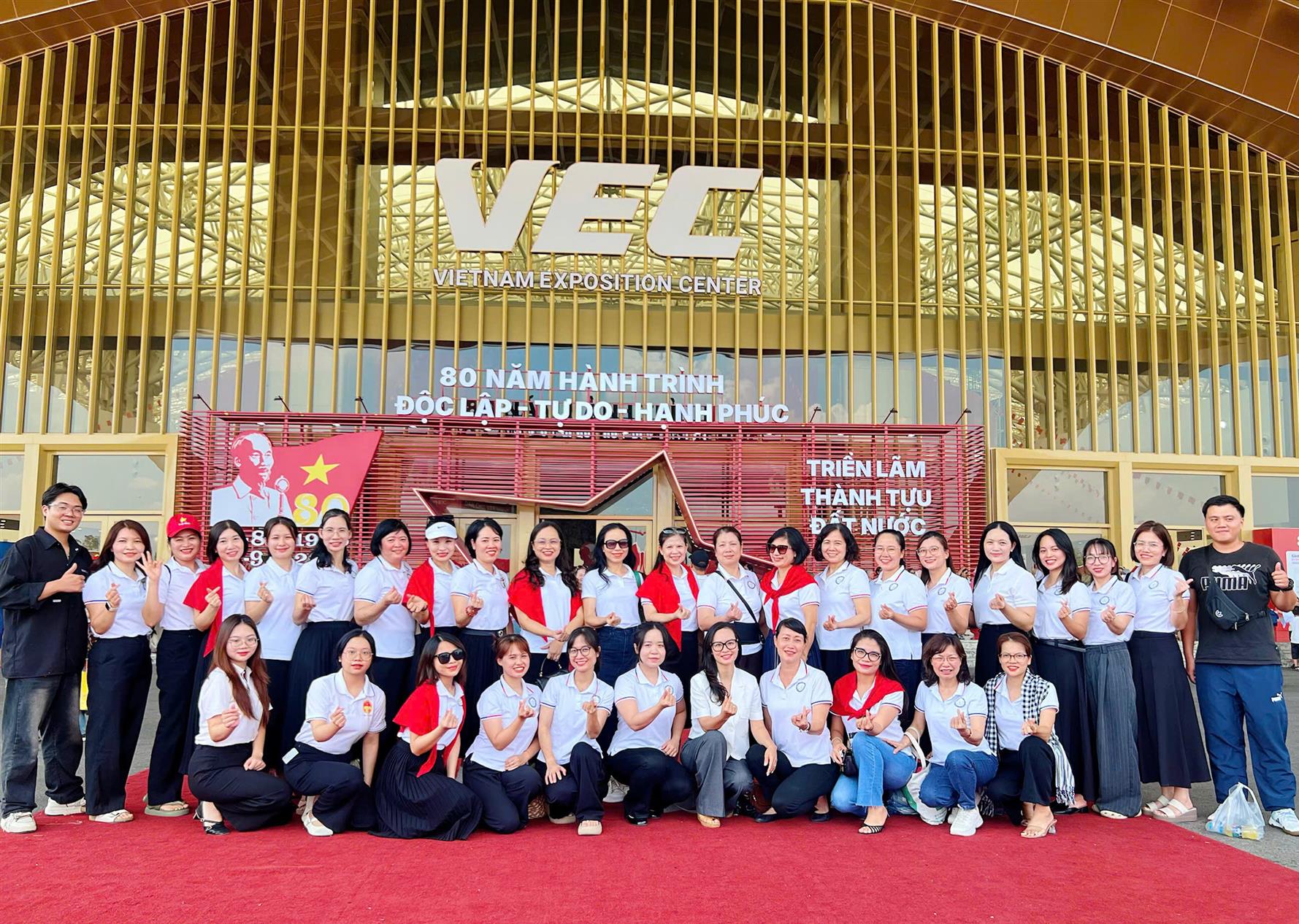 Giáo viên trường Tiểu học Thủ Lệ sinh hoạt chuyên đề tại triển lãm “80 năm Hành trình Độc lập – Tự do – Hạnh phúc”