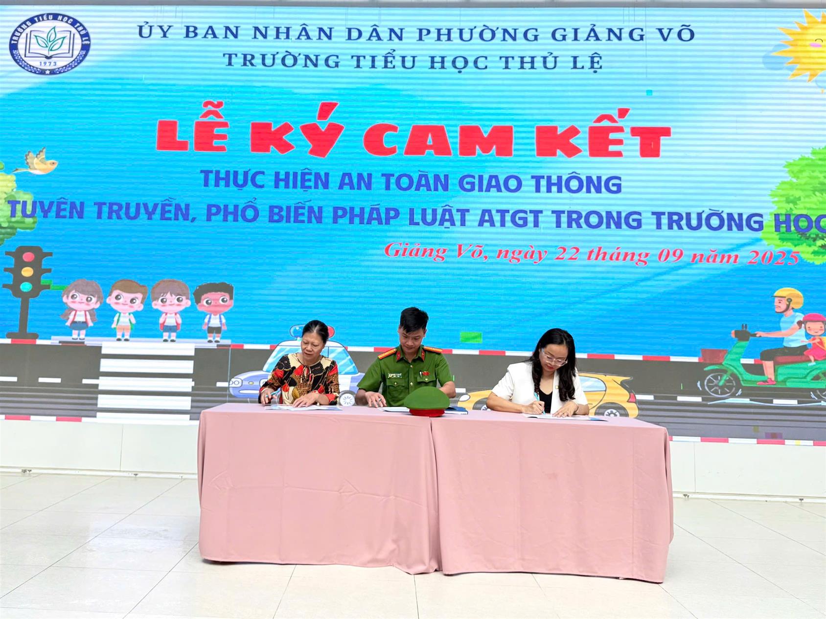 Trường Tiểu học Thủ Lệ tổ chức Lễ ký cam kết Thực hiện An toàn giao thông và Tuyên truyền pháp luật về ATGT trong trường học.