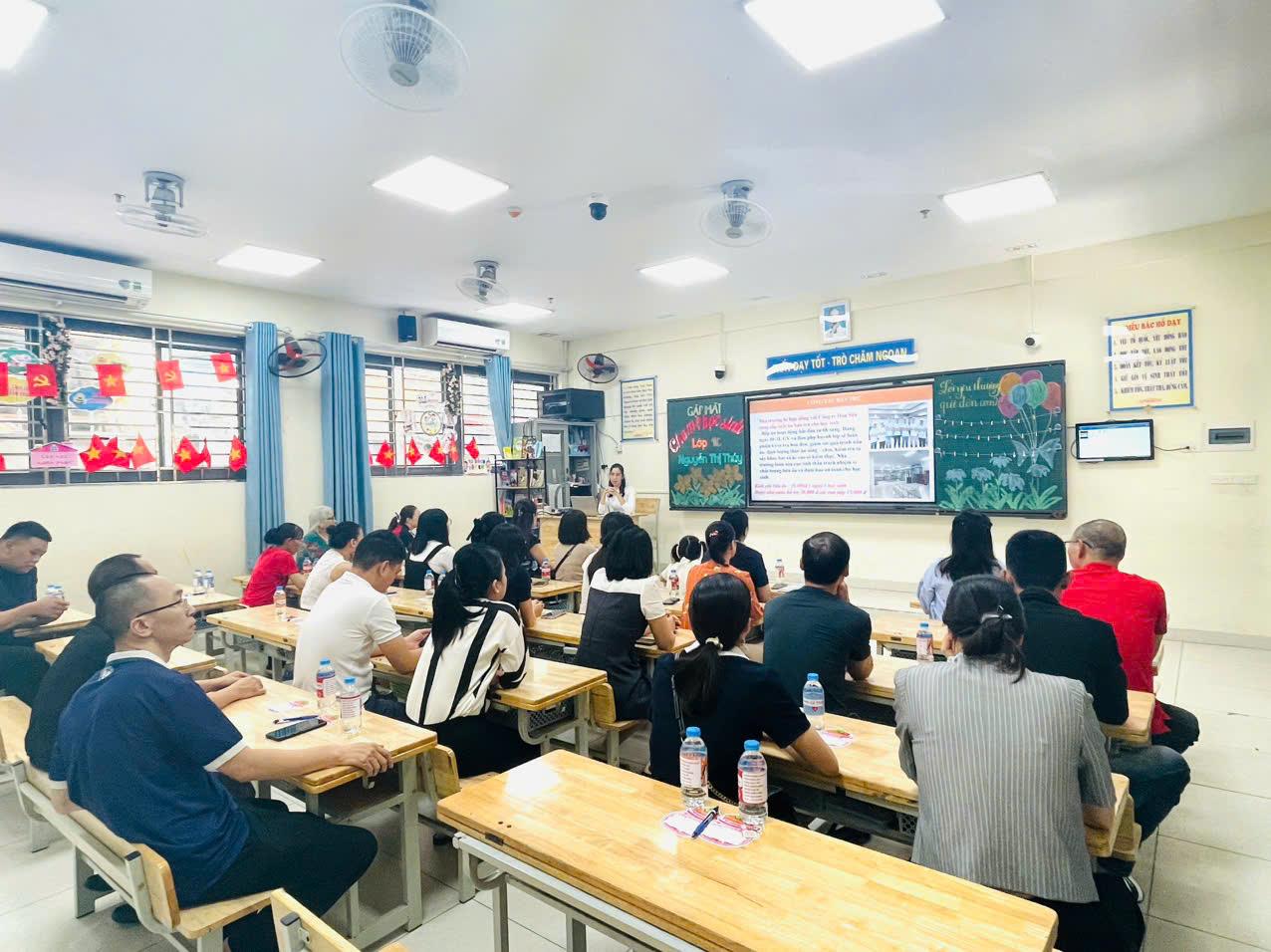 Gắn kết yêu thương trong buổi họp phụ huynh đầu năm lớp 1C trường Tiểu học Thủ Lệ