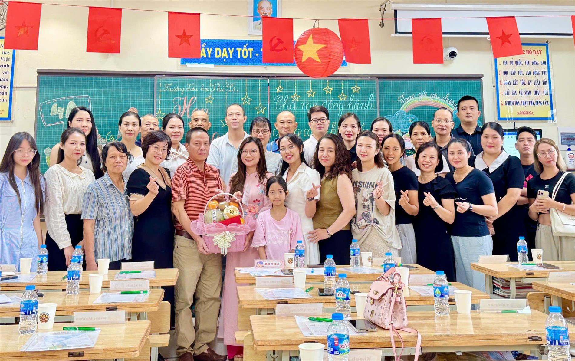 Buổi họp phụ huynh đầu năm học 2025-2026 của lớp 4A: Chia sẻ - Gắn kết - Yêu thương