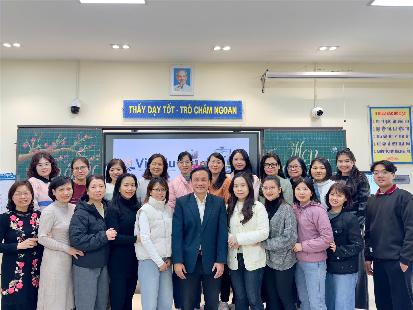 Trường Tiểu học Thủ Lệ tổ chức tập huấn lớp học thông minh