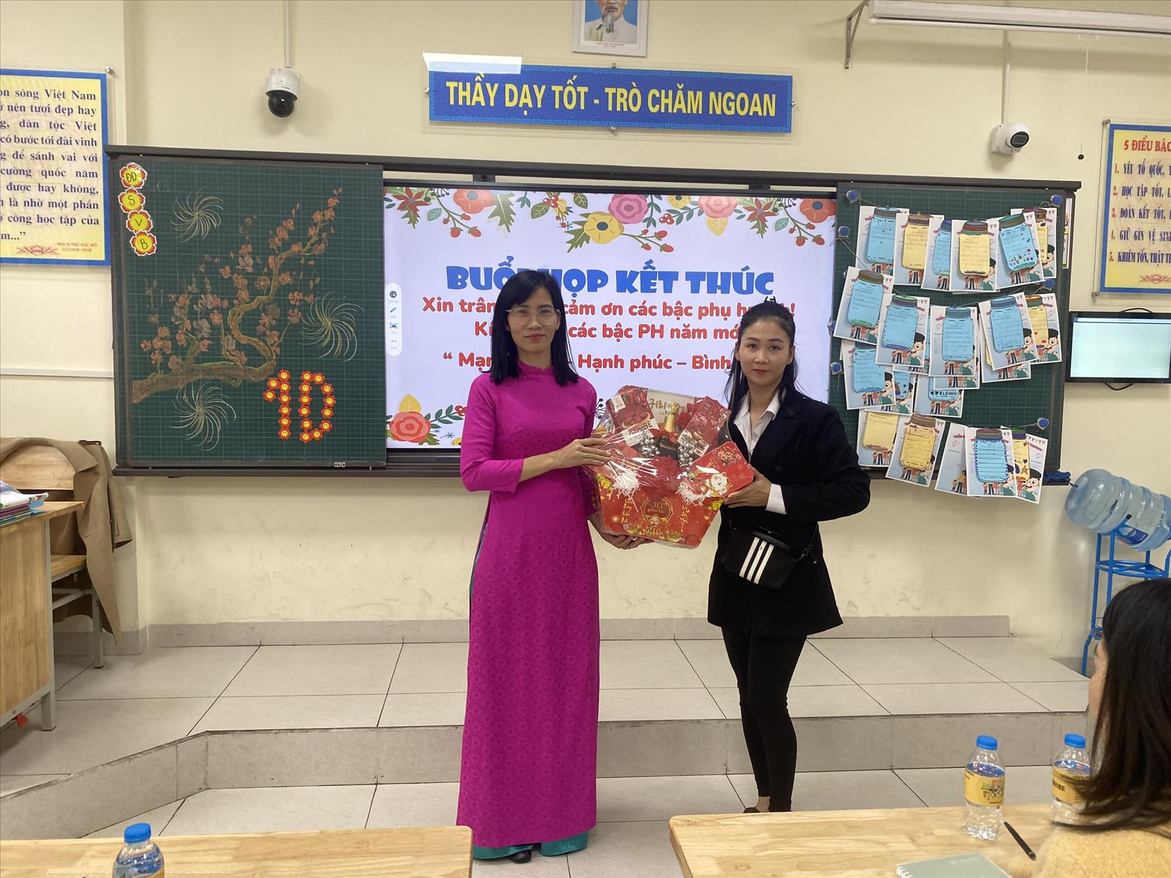 Buổi họp phụ huynh học sinh Sơ kết học kì I đầy cảm xúc của lớp 1D trường Tiểu học Thủ Lệ