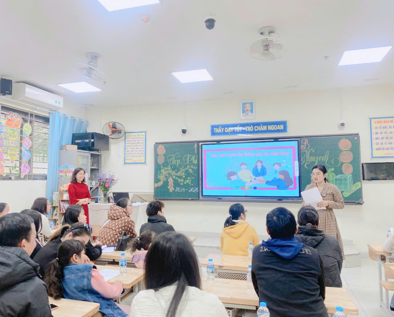 Kết nối - Yêu thương trong buổi gặp mặt CMHS cuối học kì I của lớp 1B trường Tiểu học Thủ Lệ.