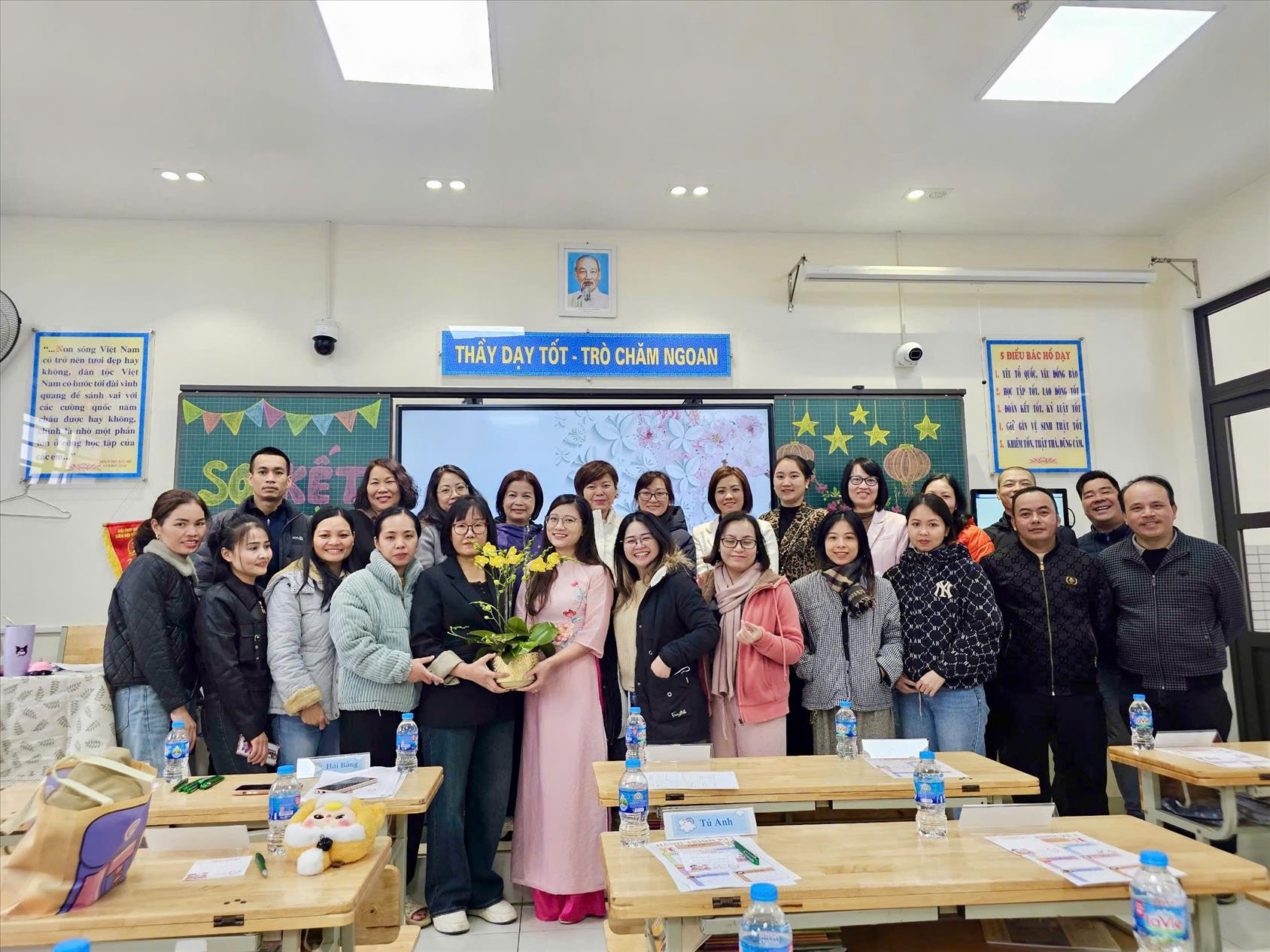 Buổi họp phụ huynh sơ kết học kì 1 của lớp 4C - Trường Tiểu học Thủ Lệ