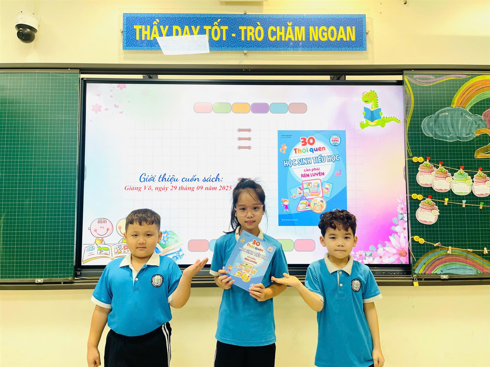 Liên đội trường Tiểu học Thủ Lệ tuyên truyền giới thiệu cuốn sách “3O thói quen học sinh Tiểu học cần rèn luyện”.