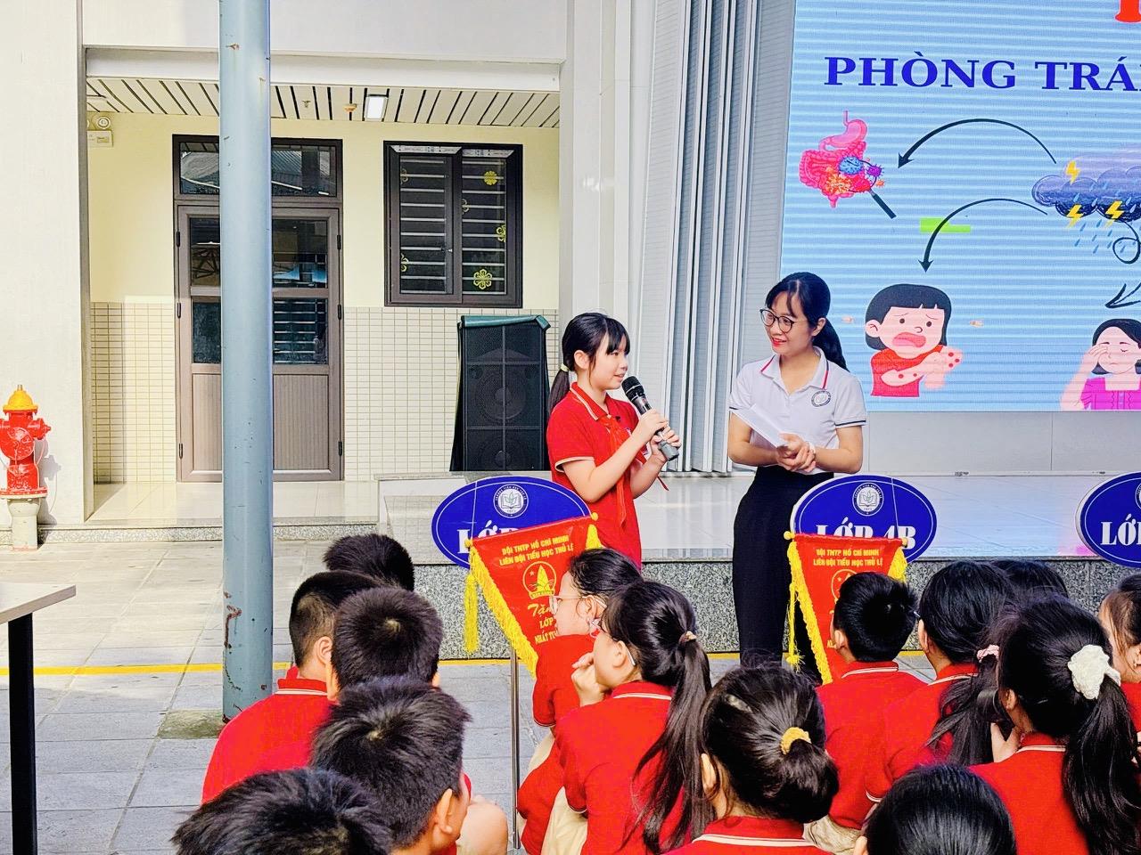 Liên đội trường Tiểu học Thủ Lệ tổ chức tuyên truyền phòng tránh dịch bệnh sau mùa mưa lũ.