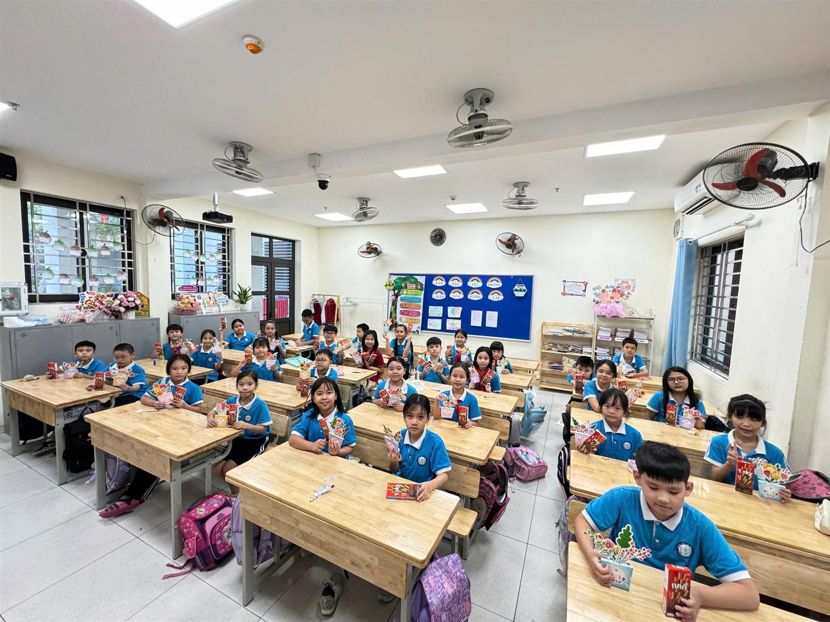 Học sinh lớp 4B làm giỏ hoa yêu thương nhân ngày Phụ nữ Việt Nam 20/10