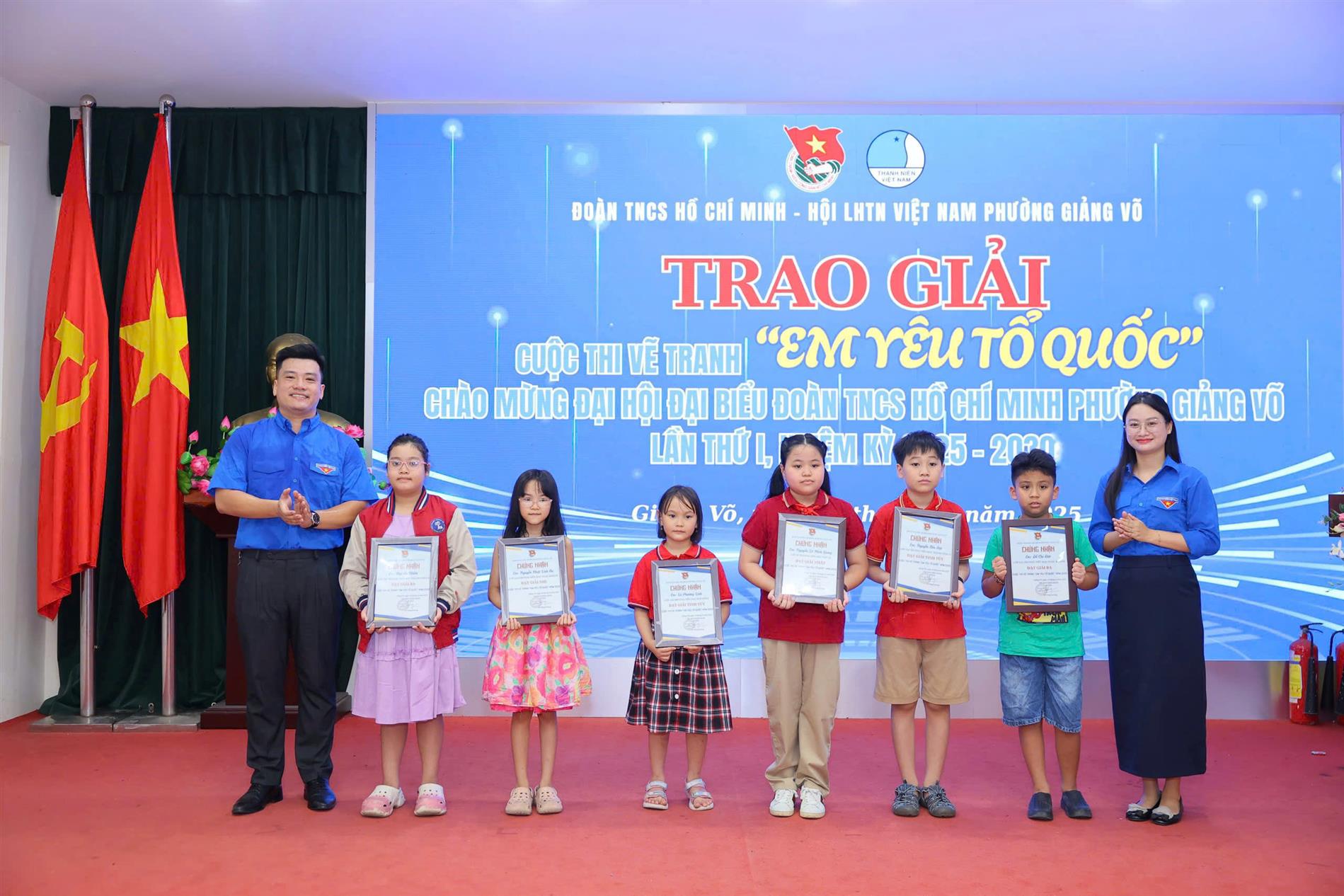 Niềm vui từ tài năng hội họa: Học sinh Phạm Lê Minh Giang – Lớp 4B đạt giải Nhất cuộc thi vẽ tranh “Em yêu Tổ quốc”.