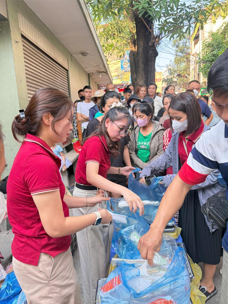 Chi đoàn Trường Tiểu học Thủ Lệ lan toả yêu thương - Phát cơm, cháo, sữa từ thiện tại Bệnh viện Nhi Trung ương💚