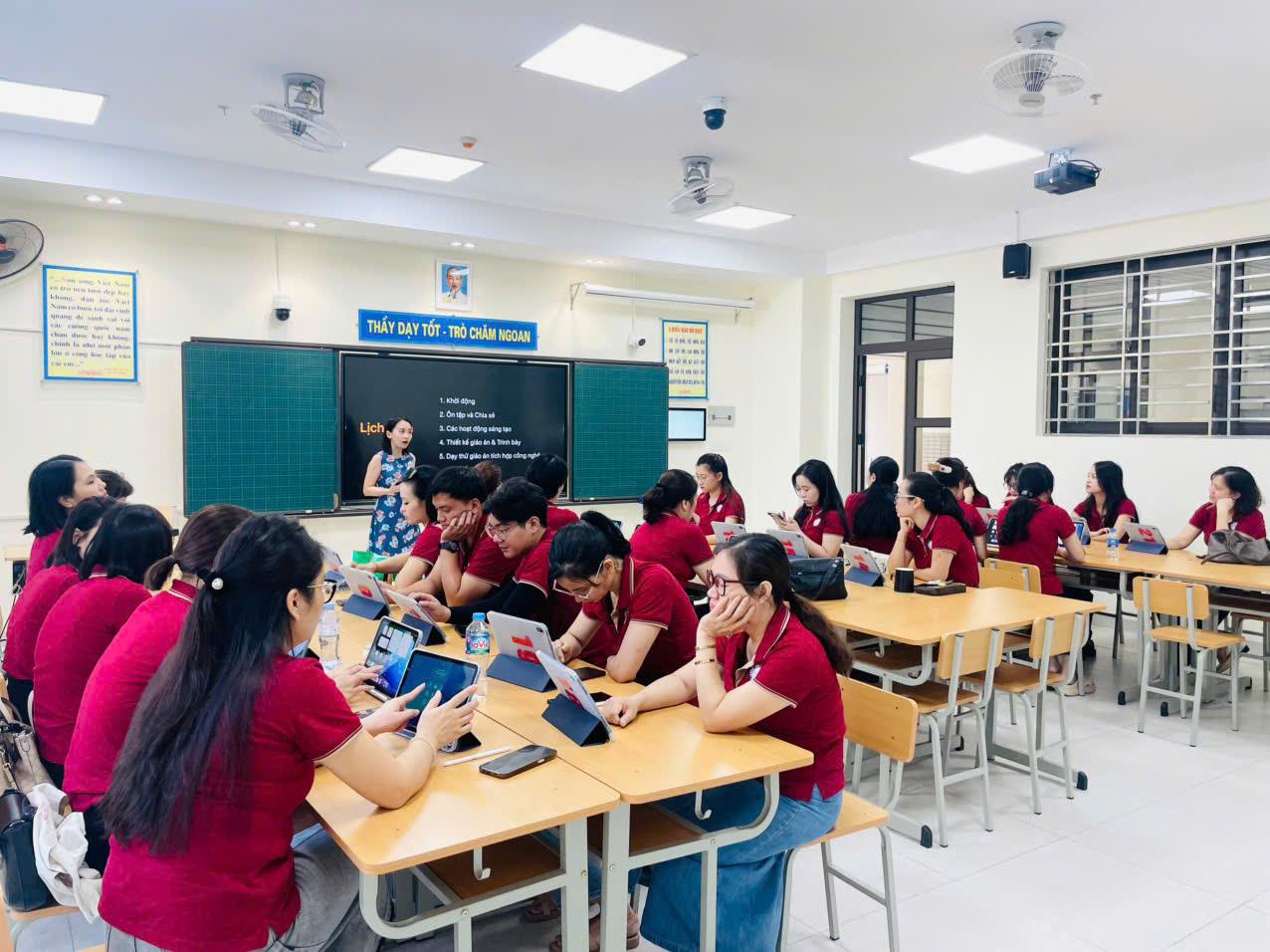 Buổi tập huấn ipad trong giảng dạy của giáo viên trường Tiểu học Thủ Lệ phường Giảng Võ.