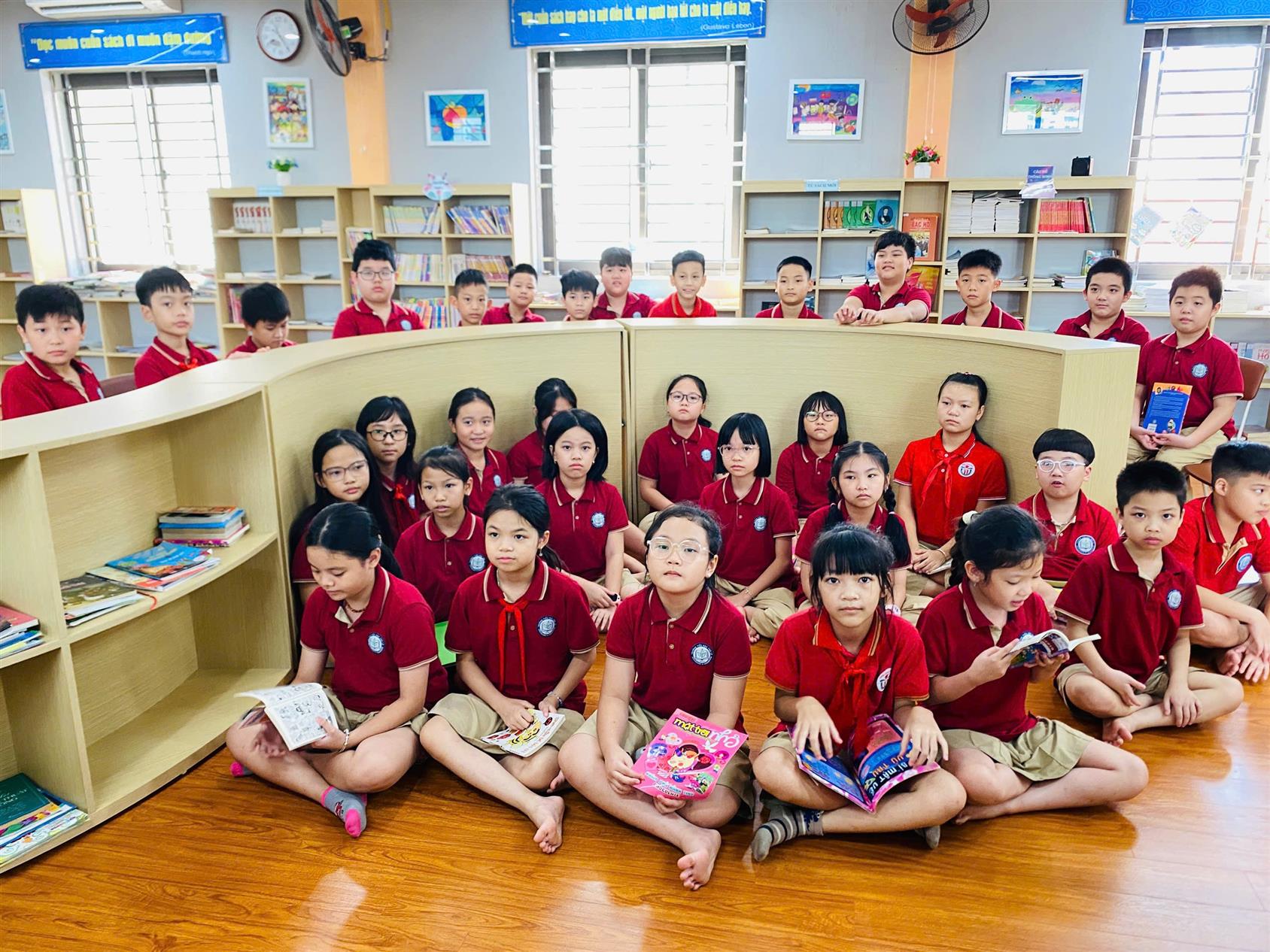 Học sinh lớp 5A hào hứng tham gia tiết học thư viện