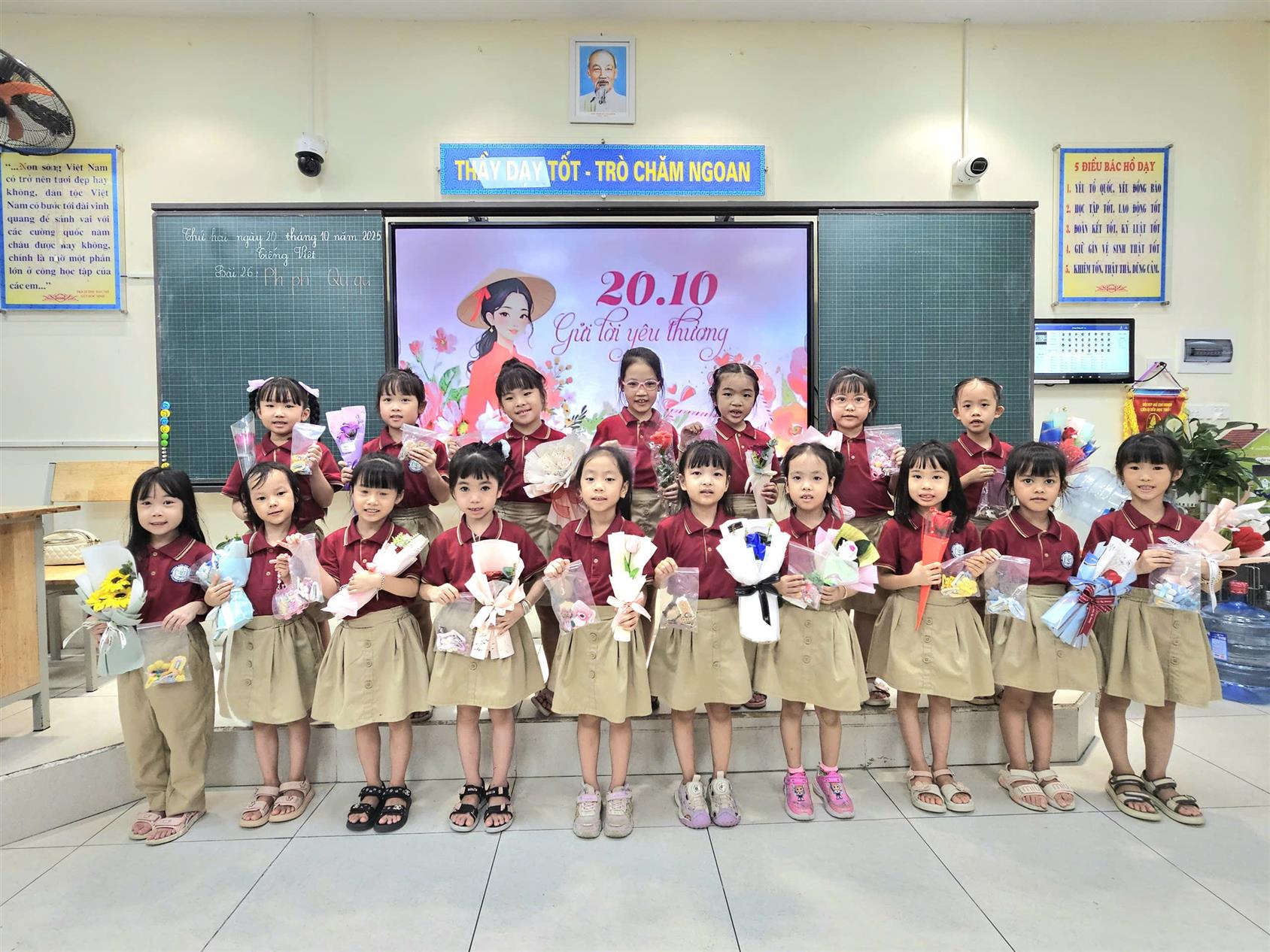 Thầy và trò lớp 1A trường Tiểu học Thủ Lệ với các hoạt động ý nghĩa chào mừng ngày thành lập Hội Liên hiệp Phụ nữ Việt Nam 20/10.