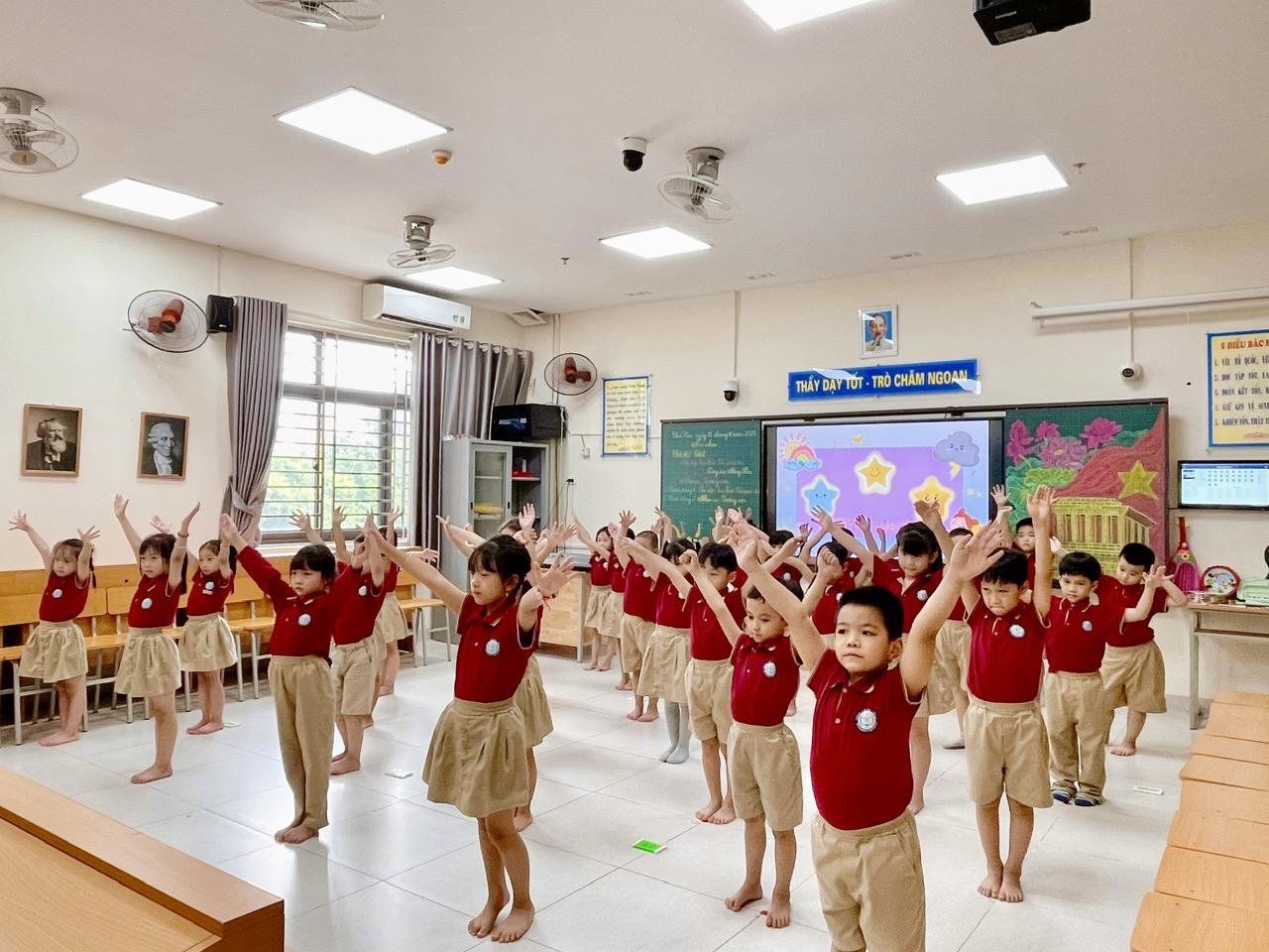 Sôi nổi, hào hứng với bài hát “Tổ quốc ta” và nhạc cụ Trống con trong tiết Chuyên đề môn Âm nhạc lớp 1.