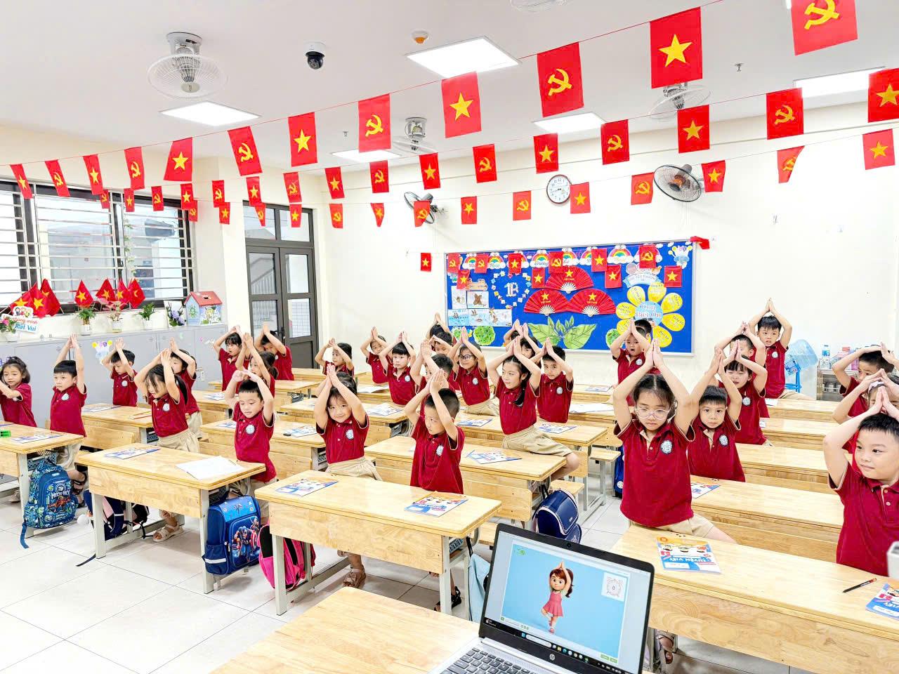 Ngồi đẹp – Học hay: Bài học kỹ năng sống bổ ích và ý nghĩa của các con học sinh lớp 1B trường Tiểu học Thủ Lệ