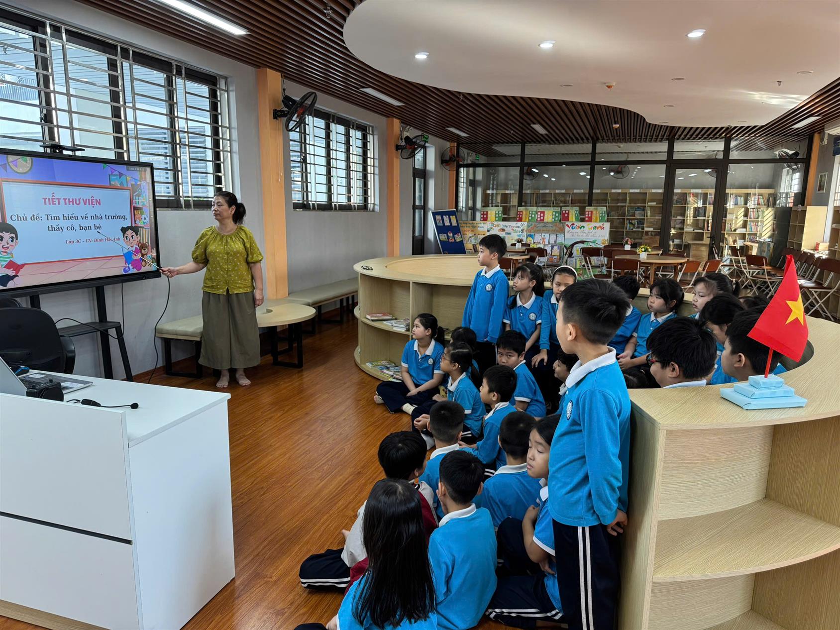 🌸 **LỚP 3C HÁO HỨC TRONG TIẾT ĐỌC THƯ VIỆN: “TÌM HIỂU VỀ NHÀ TRƯỜNG, THẦY CÔ VÀ BẠN BÈ” 🌸