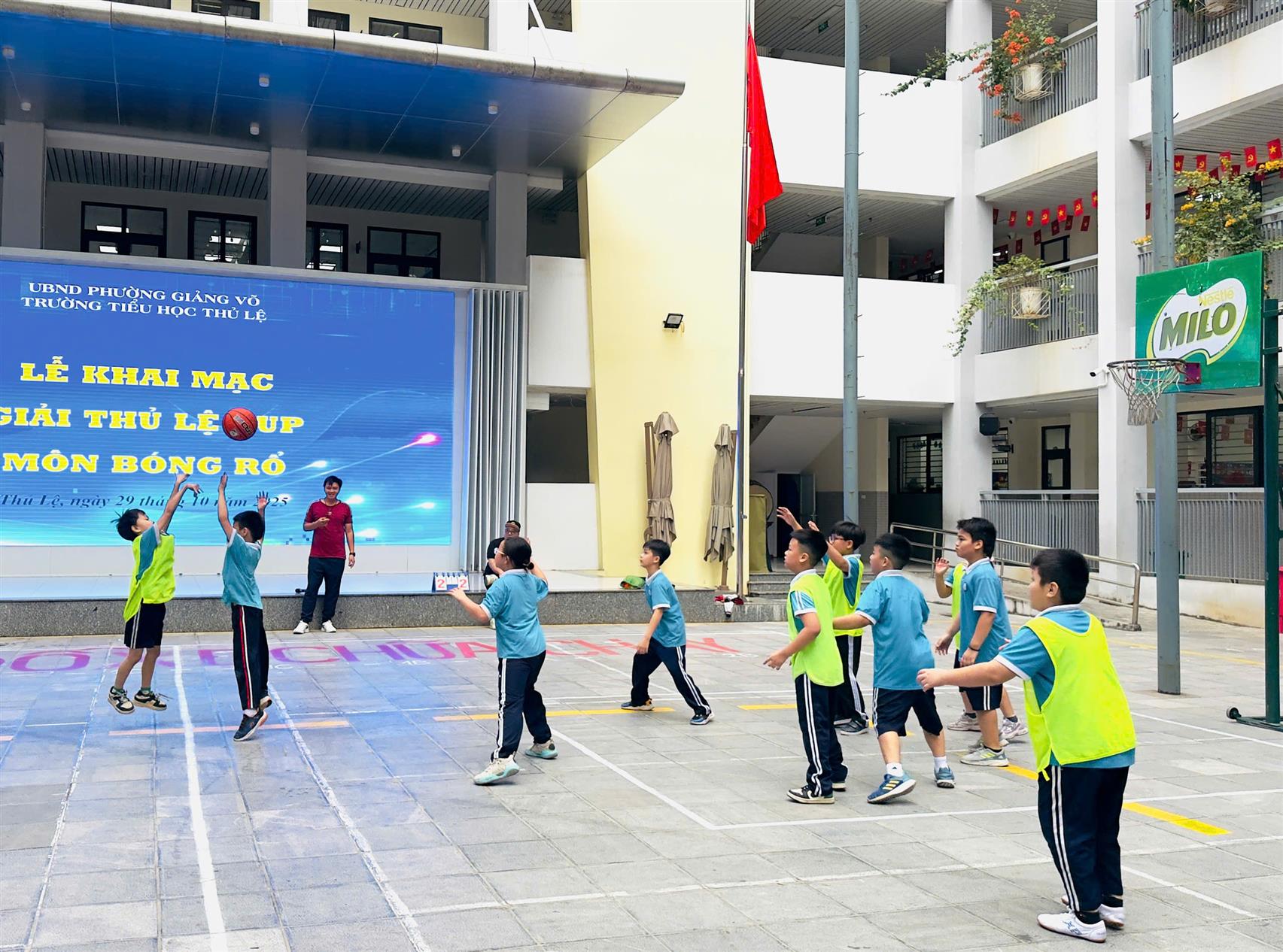 Học sinh khối 4 hào hứng tham gia Giải Thủ Lệ Cup môn Bóng rổ