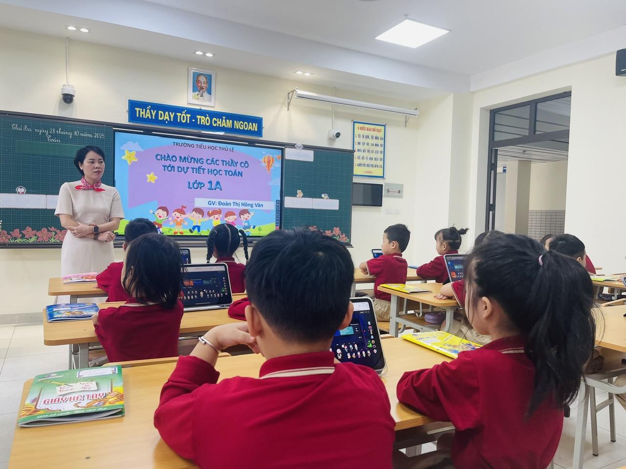 Cô và trò lớp 1A – trường Tiểu học Thủ Lệ trong tiết dạy chuyên đề môn Toán lớp 1 với việc ứng dụng thiết bị Ipad trong tổ chức các hoạt động học tập.