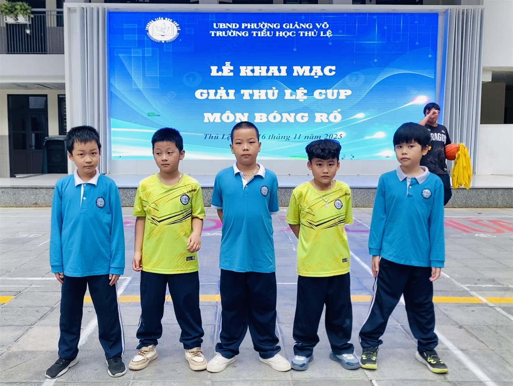 Giải Thủ Lệ Cup môn bóng rổ: Học sinh lớp 3B thi đấu hết mình, cổ vũ hết sức!