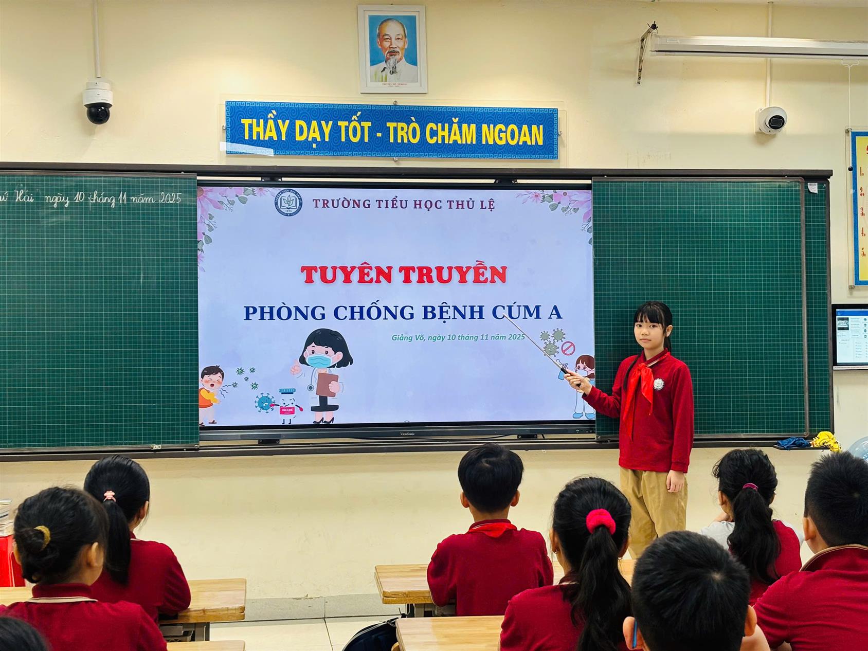 Liên đội trường Tiểu học Thủ Lệ tổ chức tuyên truyền về Phòng chống dịch bệnh Cúm A.