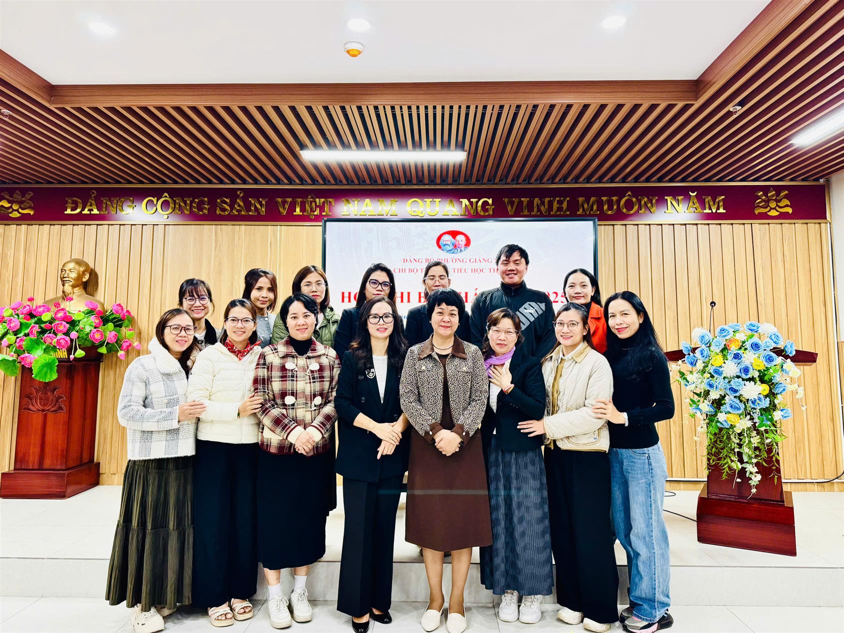 Chi bộ trường Tiểu học Thủ Lệ tổ chức sinh hoạt thường kỳ tháng 11 năm 2025