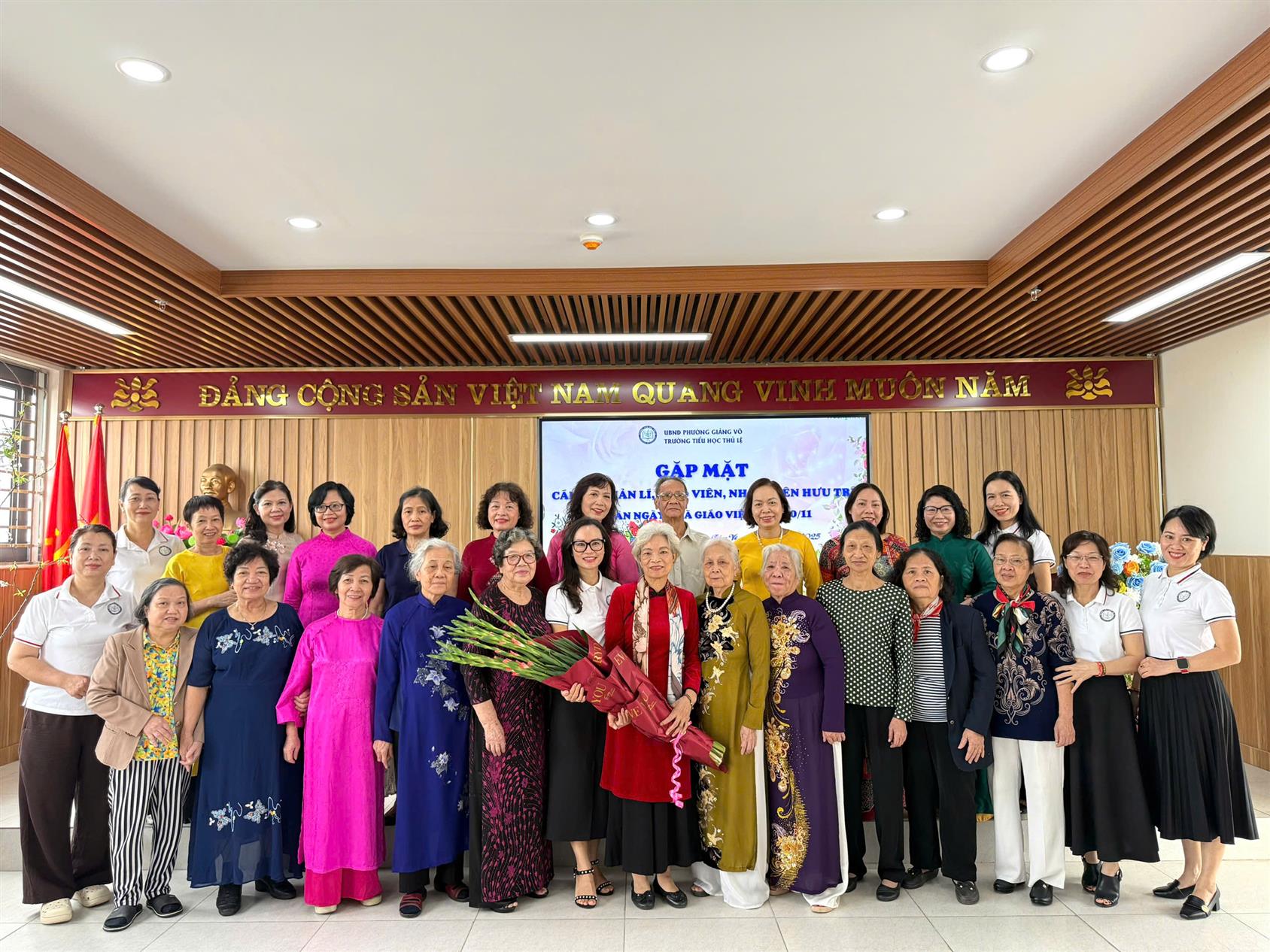 Xúc động và hạnh phúc trong buổi gặp mặt tri ân các thế hệ nhà giáo trường Tiểu học Thủ Lệ nhân ngày 20/11