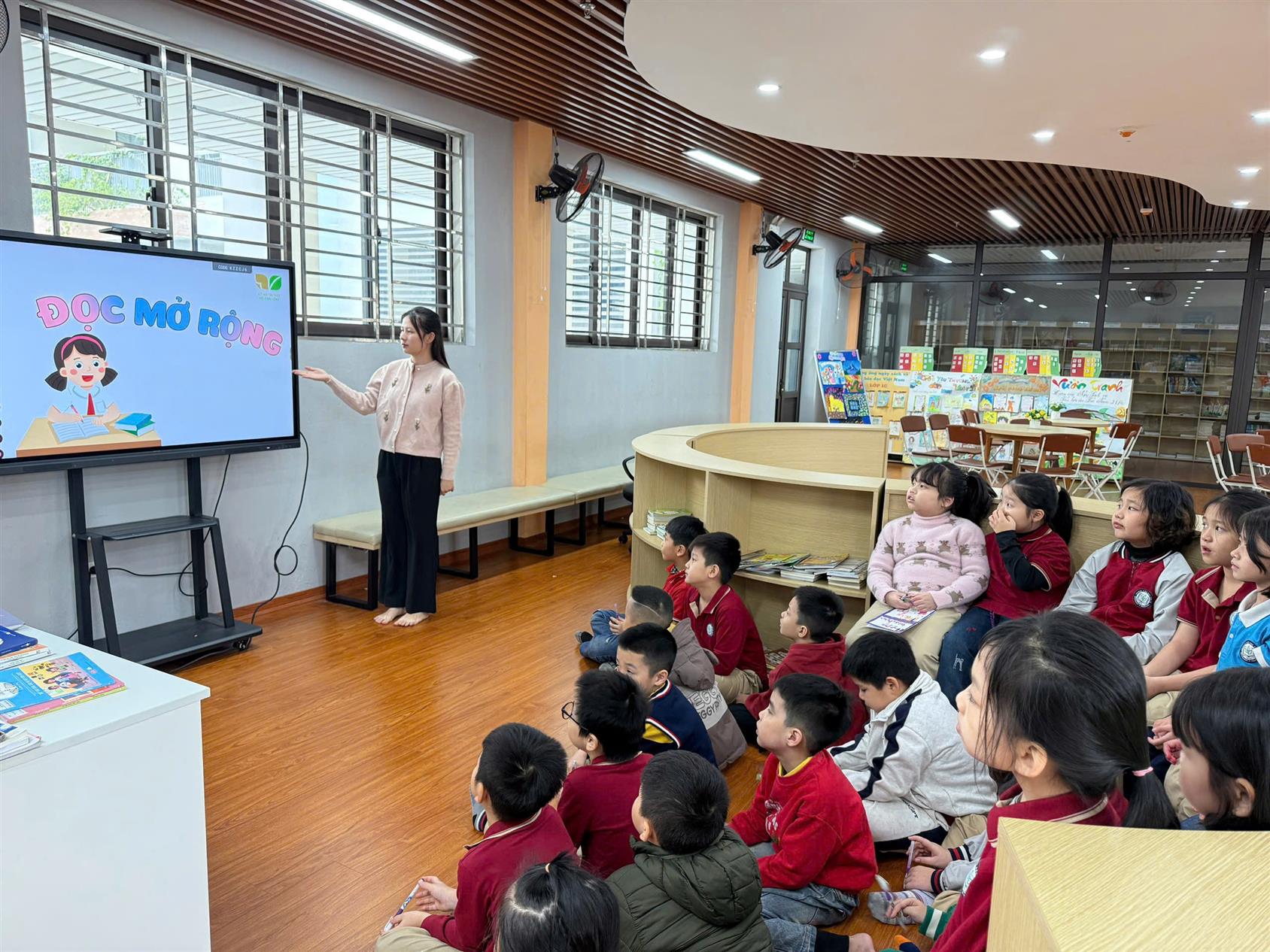 Lớp 3B hào hứng với tiết Đọc mở rộng trong thư viện chủ đề gia đình