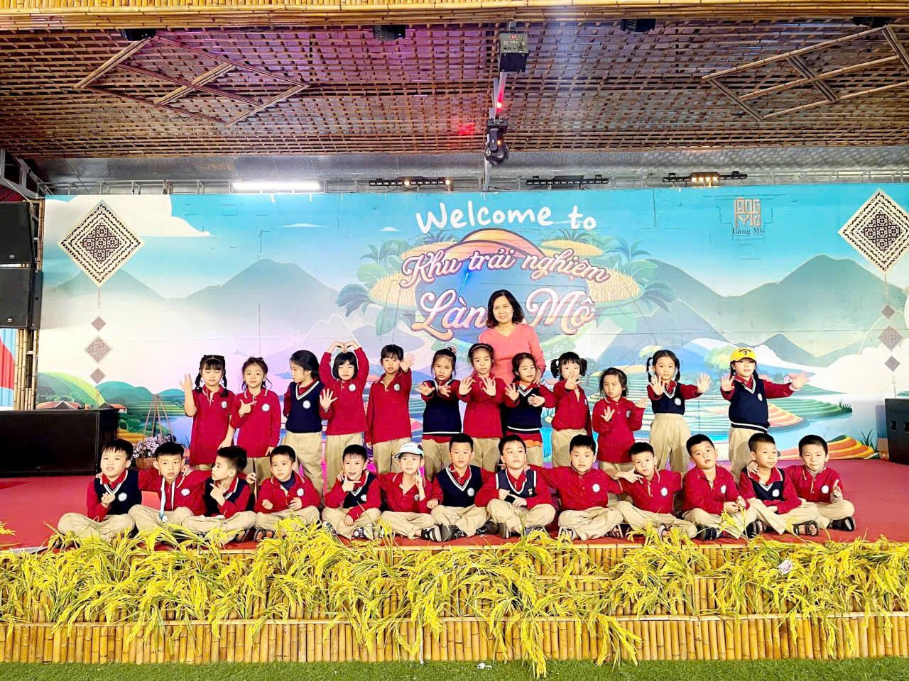 Lớp 1B và dấu chân khám phá Làng Lúa đổi mới -  Học từ thực tế, vui từ trải nghiệm