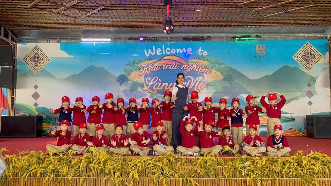 Học sinh ớp 1C trường Tiểu học Thủ Lệ hào hứng tham gia hành trình trải nghiệm giáo dục tại Làng Mô