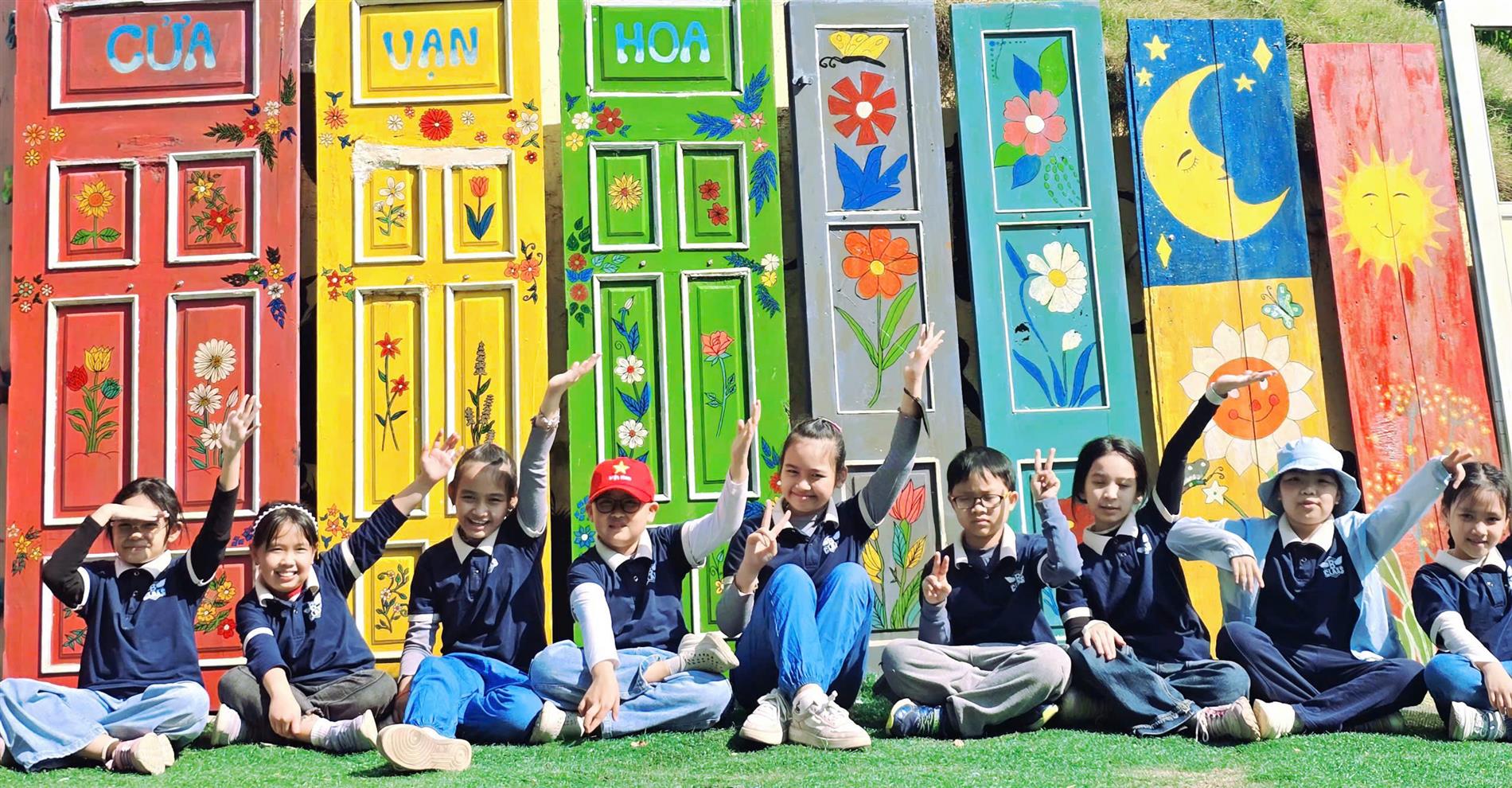 Học sinh trường Tiểu học Thủ Lệ háo hức tham quan trải nghiệm tại làng Mô.