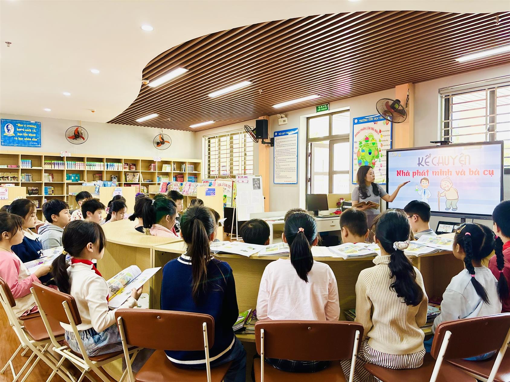 Học sinh lớp 4C hào hứng trong tiết đọc Thư viện với câu chuyện “Nhà phát minh và bà cụ”