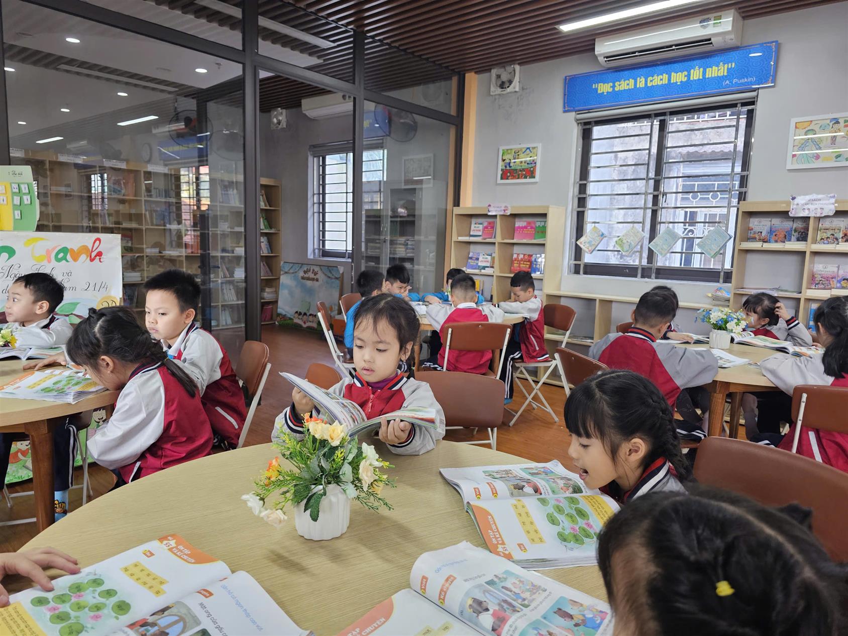 Học sinh lớp 1A hào hứng trong tiết đọc Thư viện  với câu chuyện “Mật ong của gấu con”