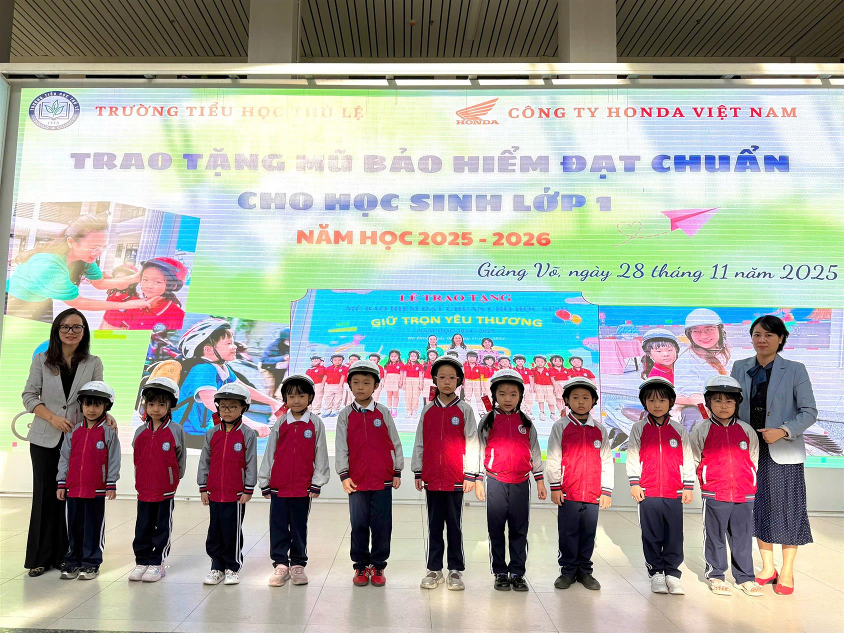 Trường Tiểu học Thủ Lệ trao tặng mũ bảo hiểm đạt chuẩn cho học sinh khối 1.