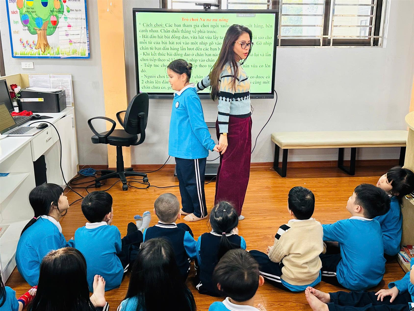 Tiết học thư viện lớp 2D - khơi gợi niềm vui từ những đồ chơi, trò chơi dân gian