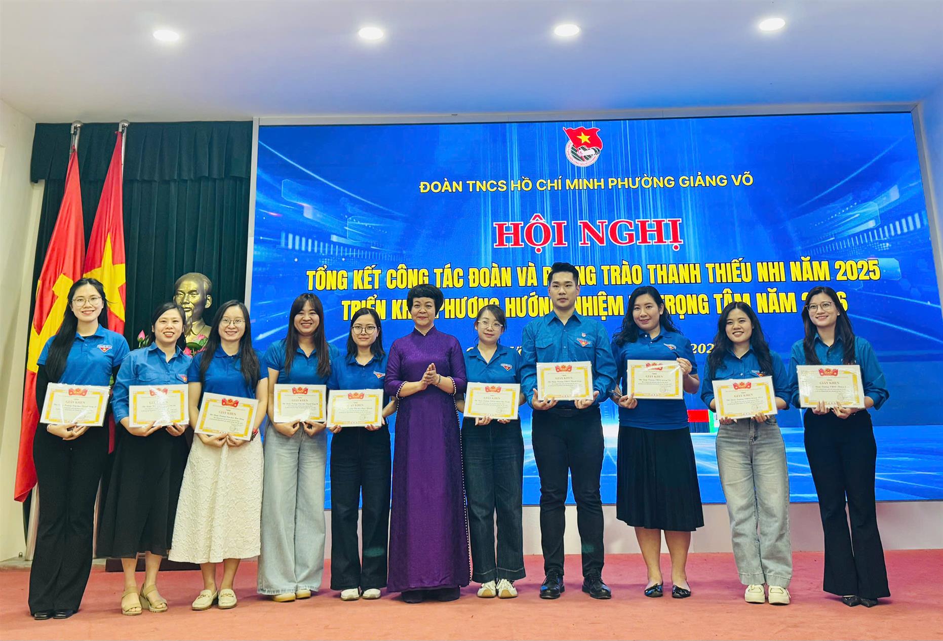 Chi đoàn Trường Tiểu học Thủ Lệ vinh dự được nhận giấy khen của Đoàn TNCS Hồ Chí Minh phường Giảng Võ