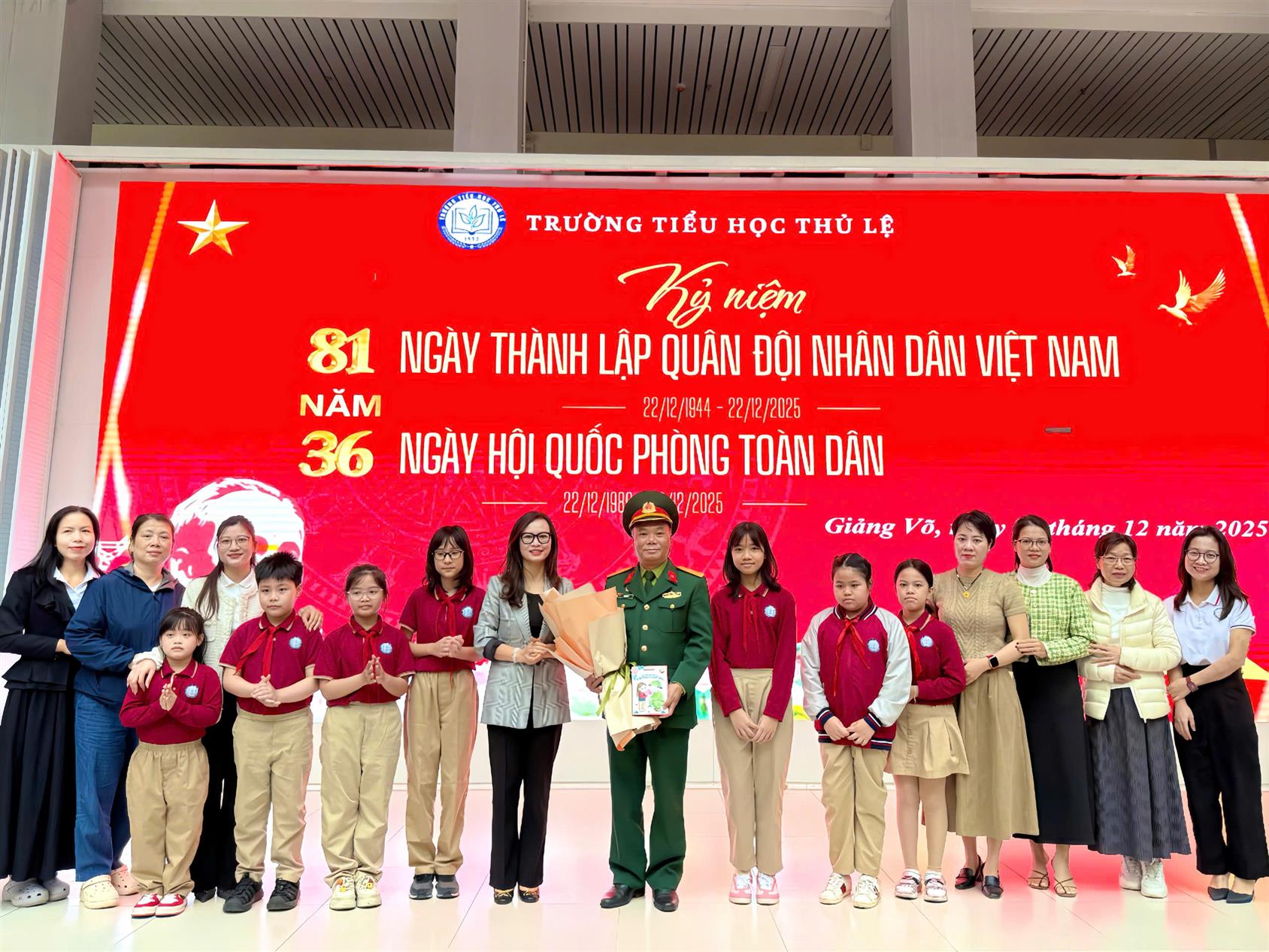 Giáo dục truyền thống yêu nước qua hoạt động kỷ niệm ngày Thành lập Quân đội Nhân dân Việt Nam tại Trường Tiểu học Thủ Lệ.