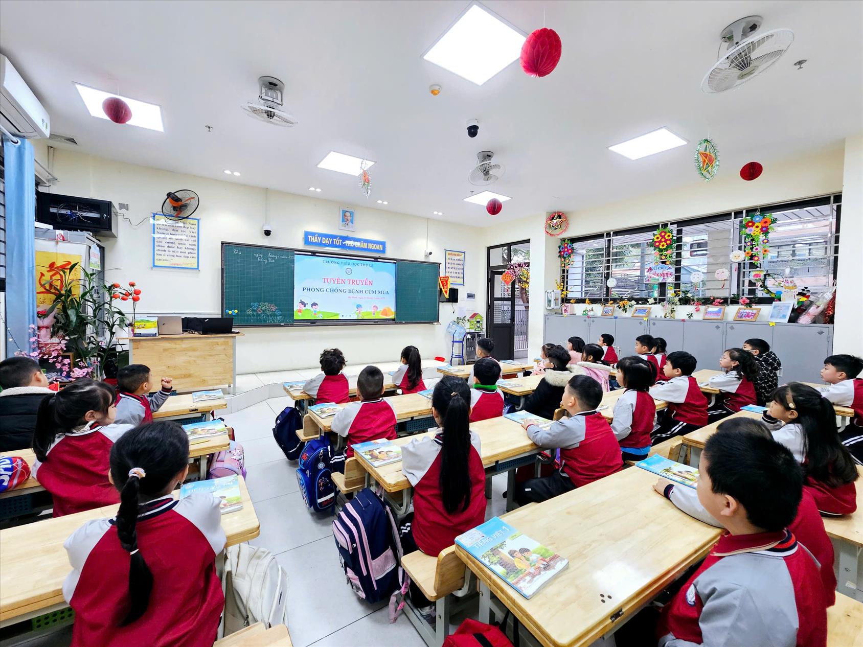 Liên đội trường Tiểu học Thủ Lệ tổ chức tuyên truyền phòng chống bệnh cúm mùa.