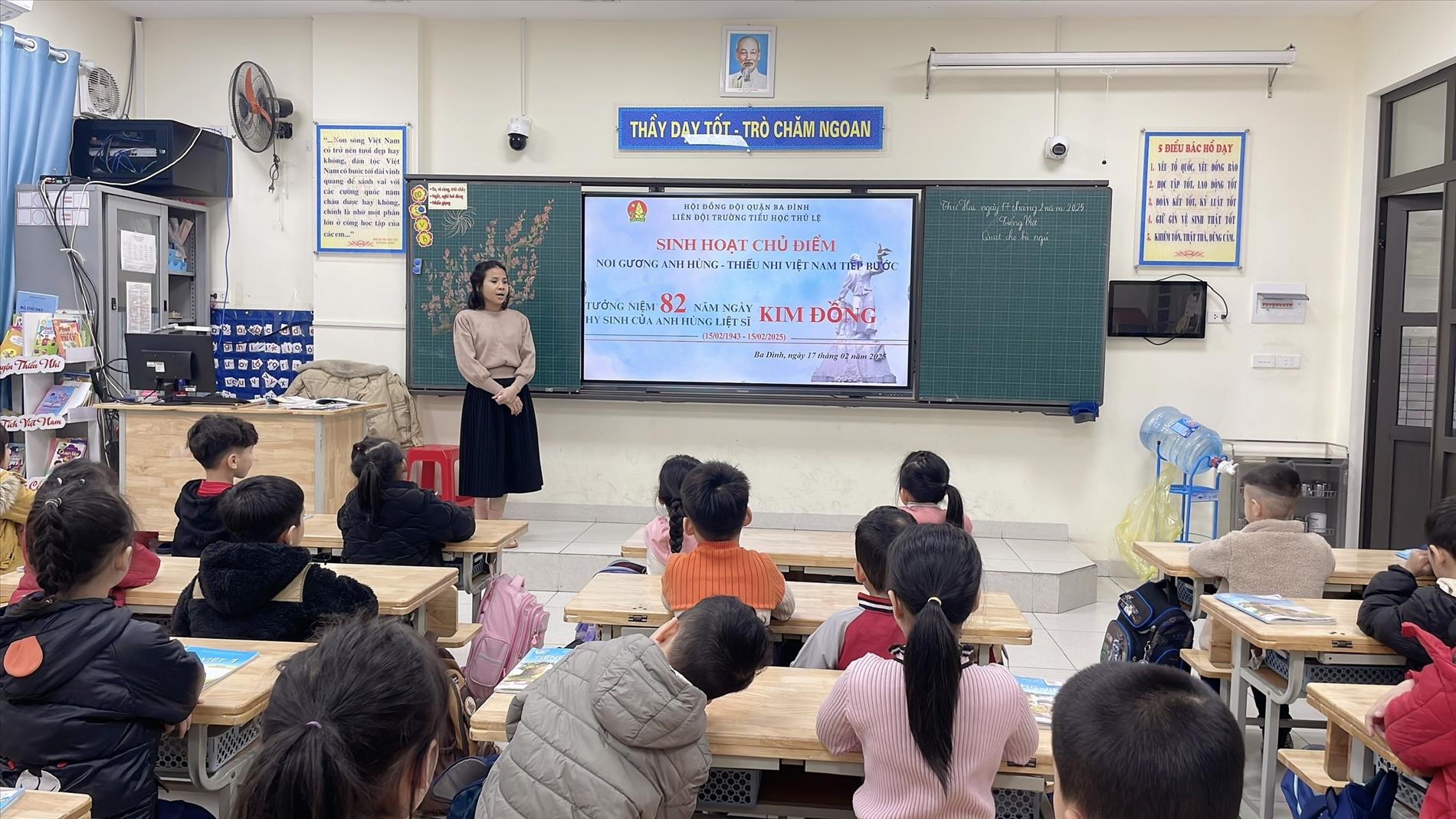 Liên đội trường Tiểu học Thủ Lệ tổ chức sinh hoạt chủ điểm “Noi gương anh hùng  - Thiếu nhi Việt Nam tiếp bước”.