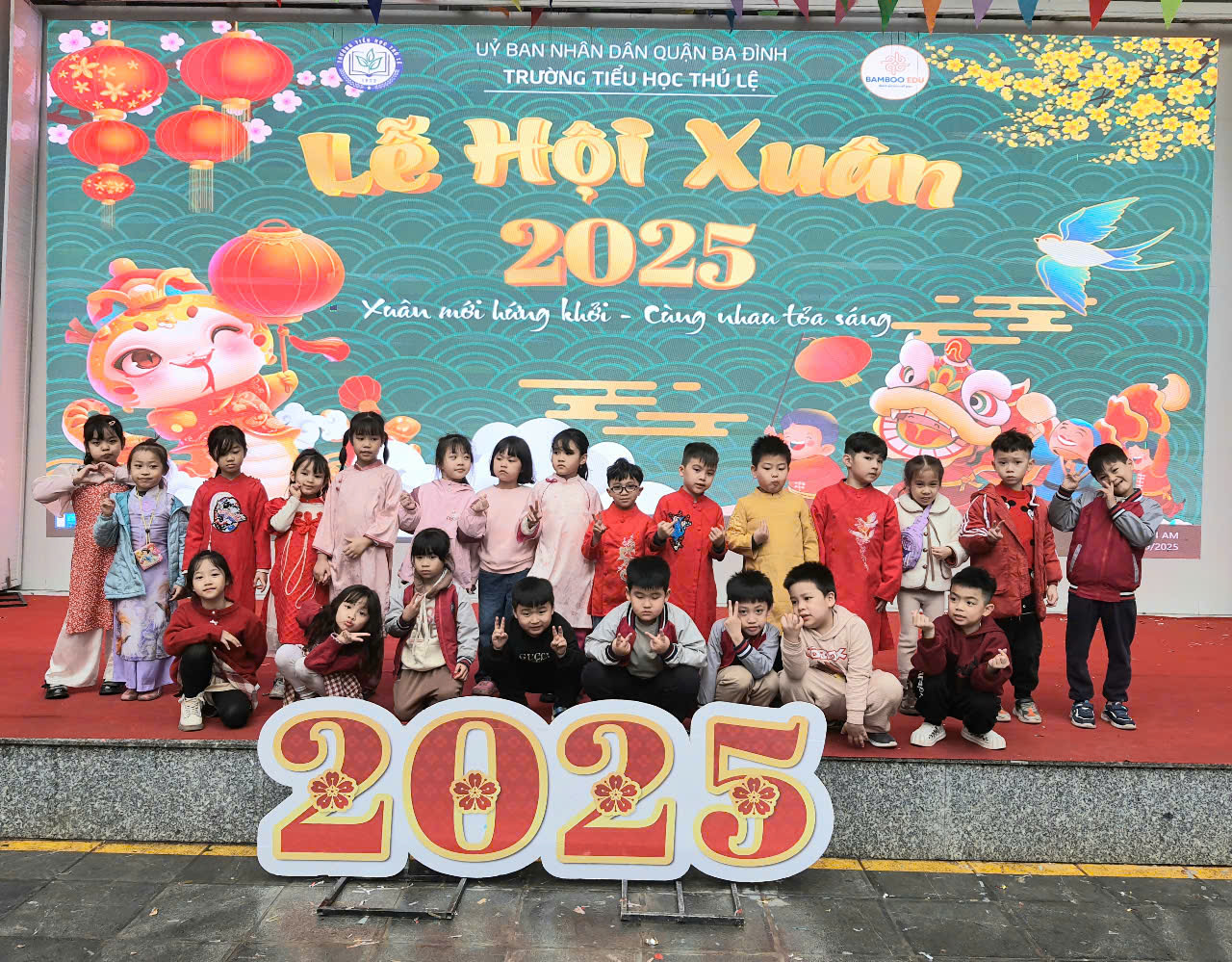 Các con học sinh lớp 1B trường Tiểu học Thủ Lệ hào hứng tham gia "LỄ HỘI XUÂN 2025"