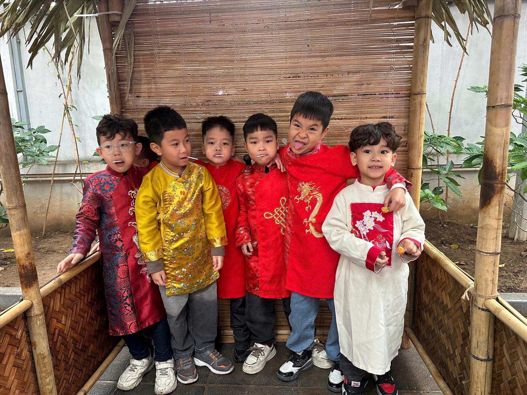 Học sinh lớp 1A trường Tiểu học Thủ Lệ háo hức với Lễ hội Xuân 2025.