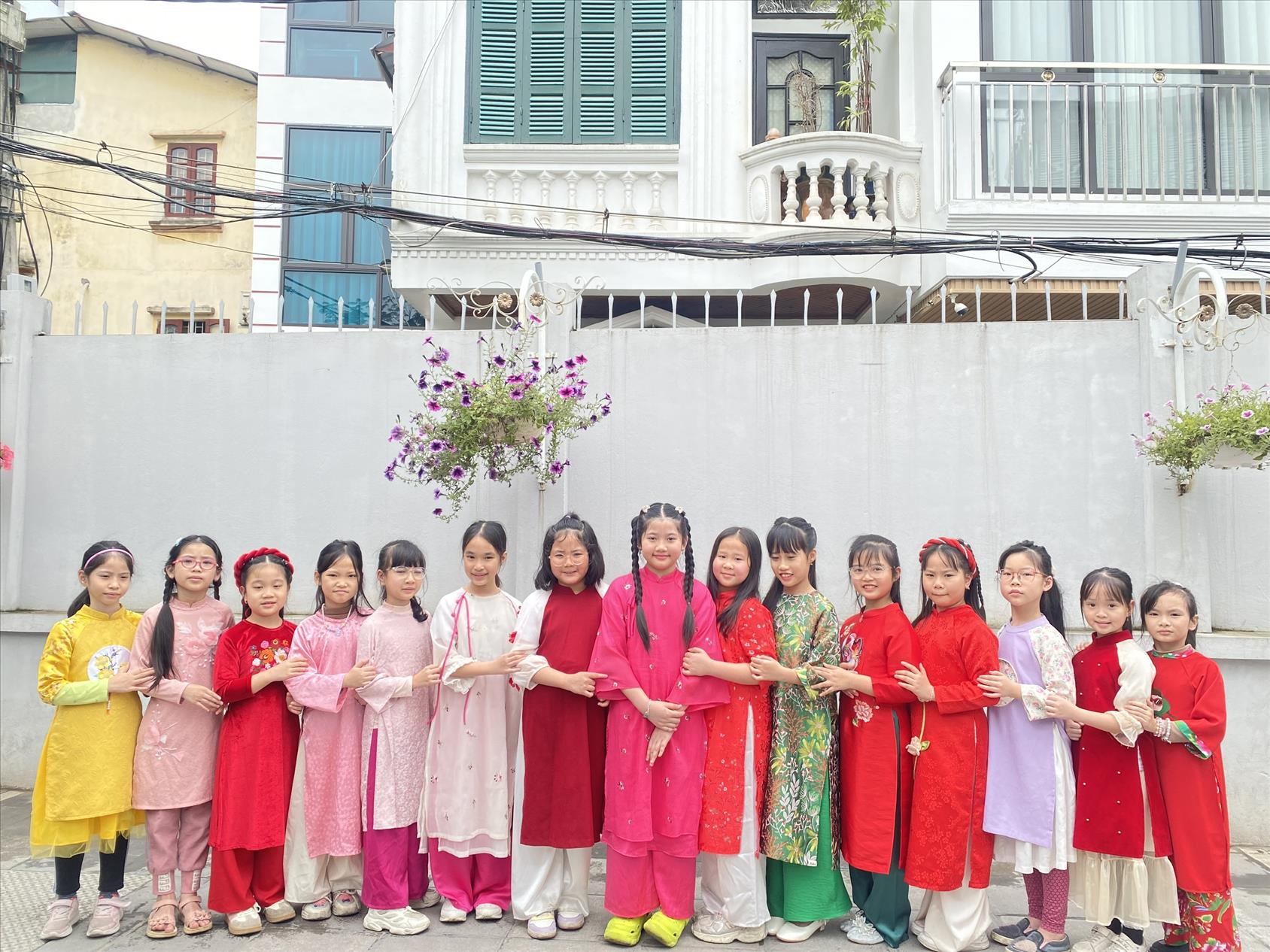 Rực rỡ sắc màu áo dài, tưng bừng ngày 8/3 của cô và trò Khối 3