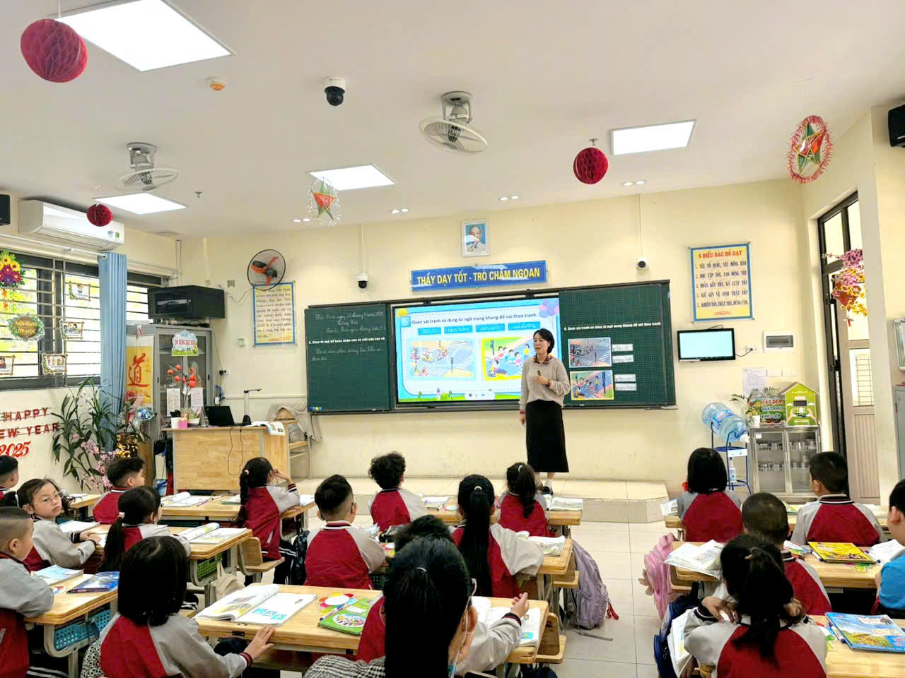 Sôi nổi, hào hứng với các tiết Hội giảng Mừng xuân của cô và trò lớp 1A, trường tiểu học Thủ Lệ.