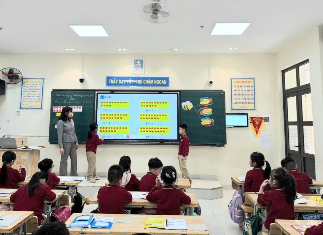 Sôi nổi, tự tin “Vui mà học – Học mà vui”trong giờ học tốt môn Toán của cô và trò lớp 1B trường Tiểu học Thủ Lệ