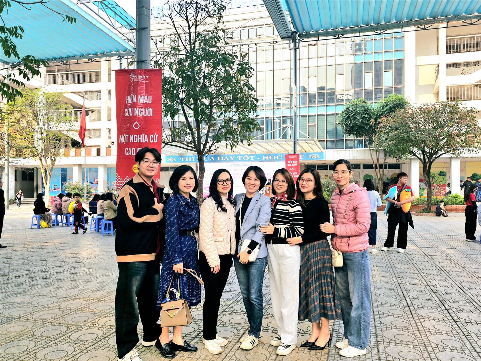 Giáo viên trường Tiểu học Thủ Lệ tham gia “Ngày hội hiến máu 2025”