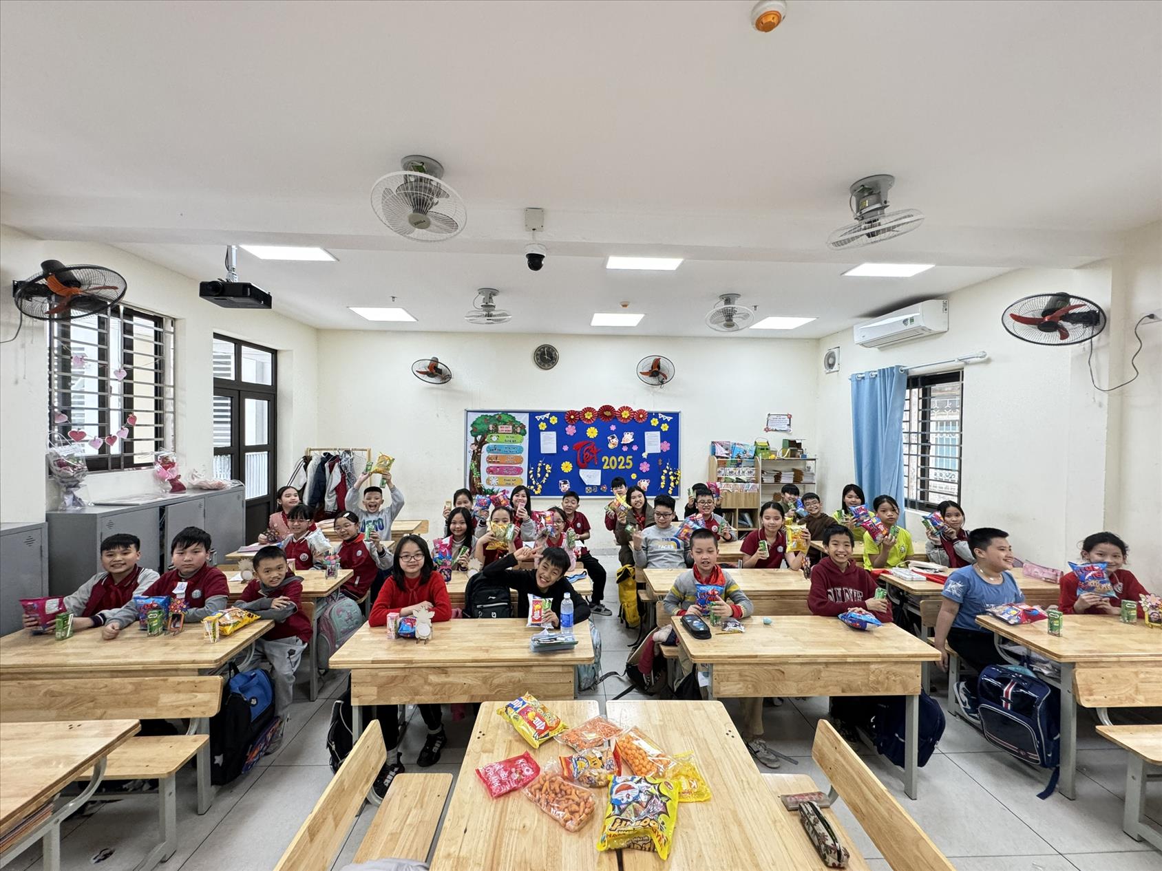 Học sinh lớp 5B tổ chức ngày Quốc tế phụ nữ 8/3 đầy ý nghĩa