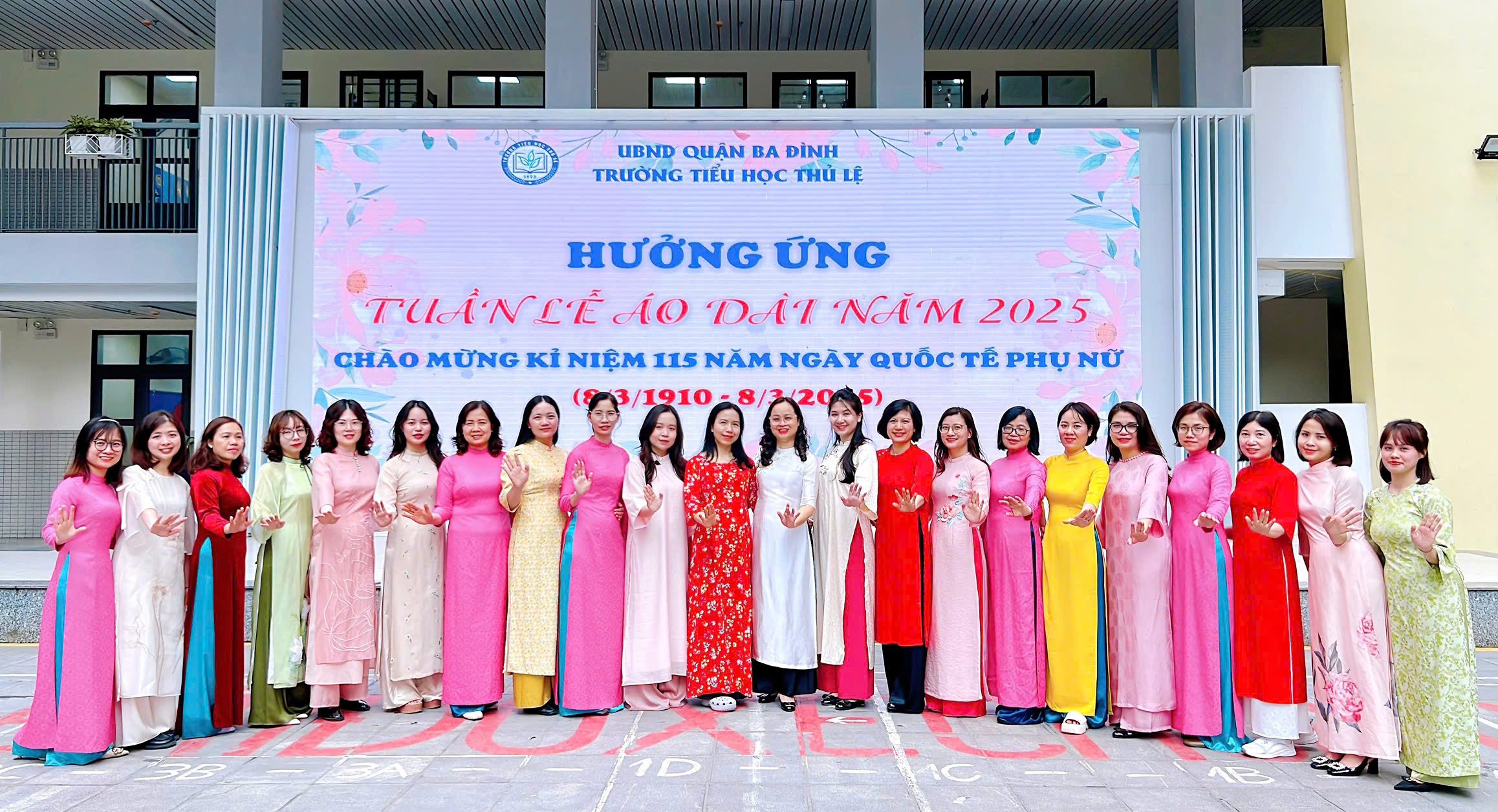 Chuỗi hoạt động ý nghĩa và bổ ích của cô và trò trường Tiểu học Thủ Lệ chào mừng ngày Quốc tế Phụ nữ 8/3.