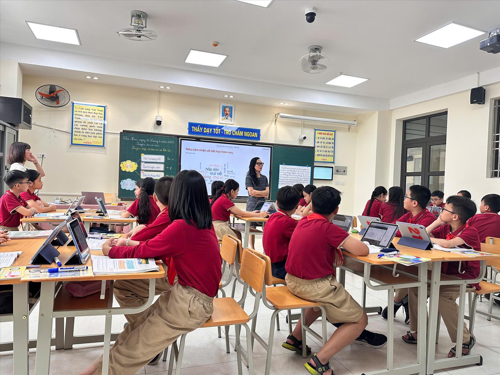 Học sinh khối 5 say mê với tiết học sử dụng thiết bị công nghệ số