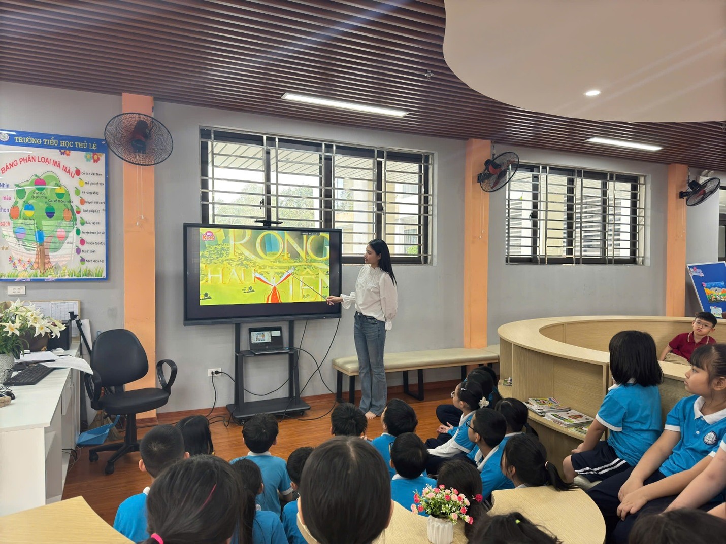 Khám phá “Kho tàng truyện cổ tích Việt Nam” qua tiết học thư viện" của Khối 3