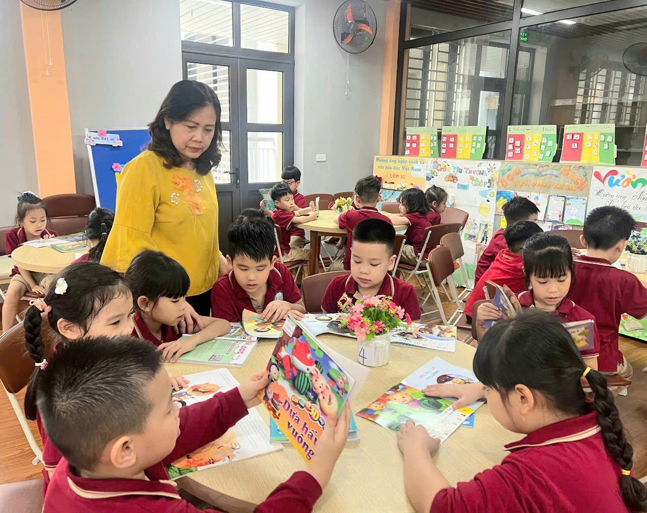 Lan tỏa tình yêu sách và niềm say mê đọc: Cô và trò lớp 1B trường Tiểu học Thủ Lệ rộn ràng hưởng ứng Ngày sách và Văn hóa đọc năm 2025